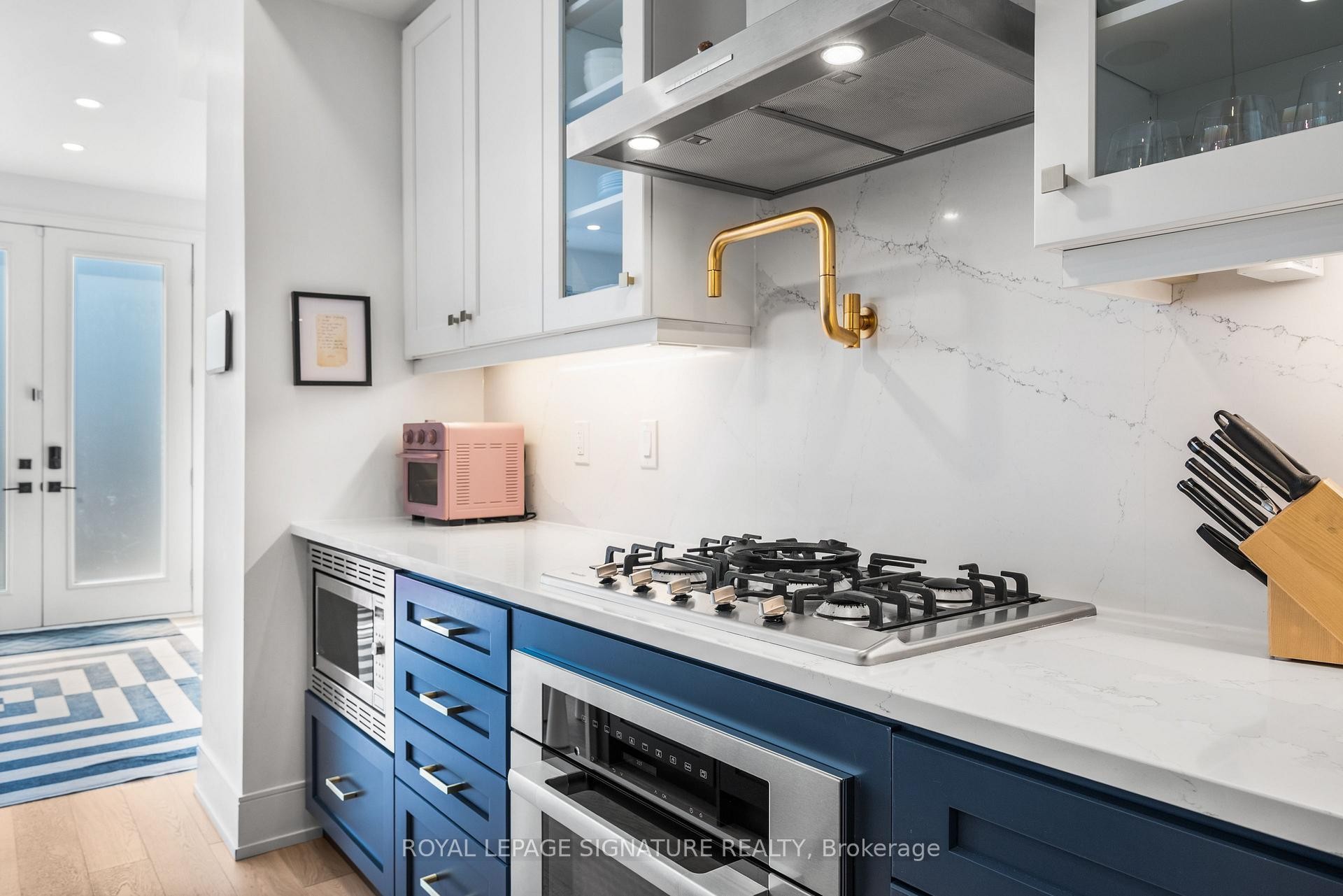 









204


McRoberts

Avenue,
Toronto,




ON
M6E 0B2

