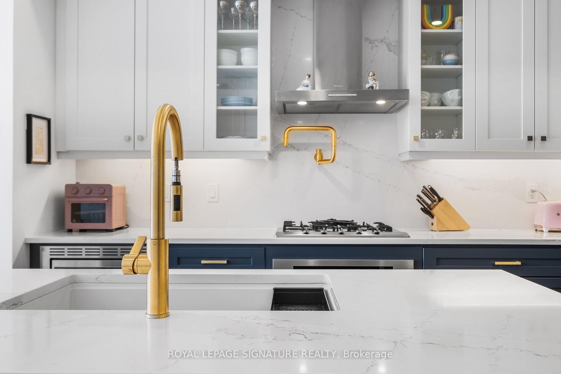 









204


McRoberts

Avenue,
Toronto,




ON
M6E 0B2

