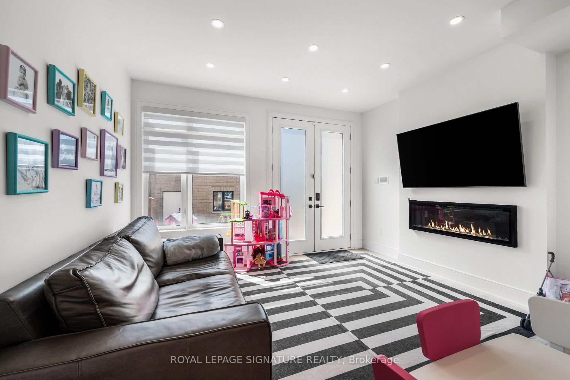 









204


McRoberts

Avenue,
Toronto,




ON
M6E 0B2

