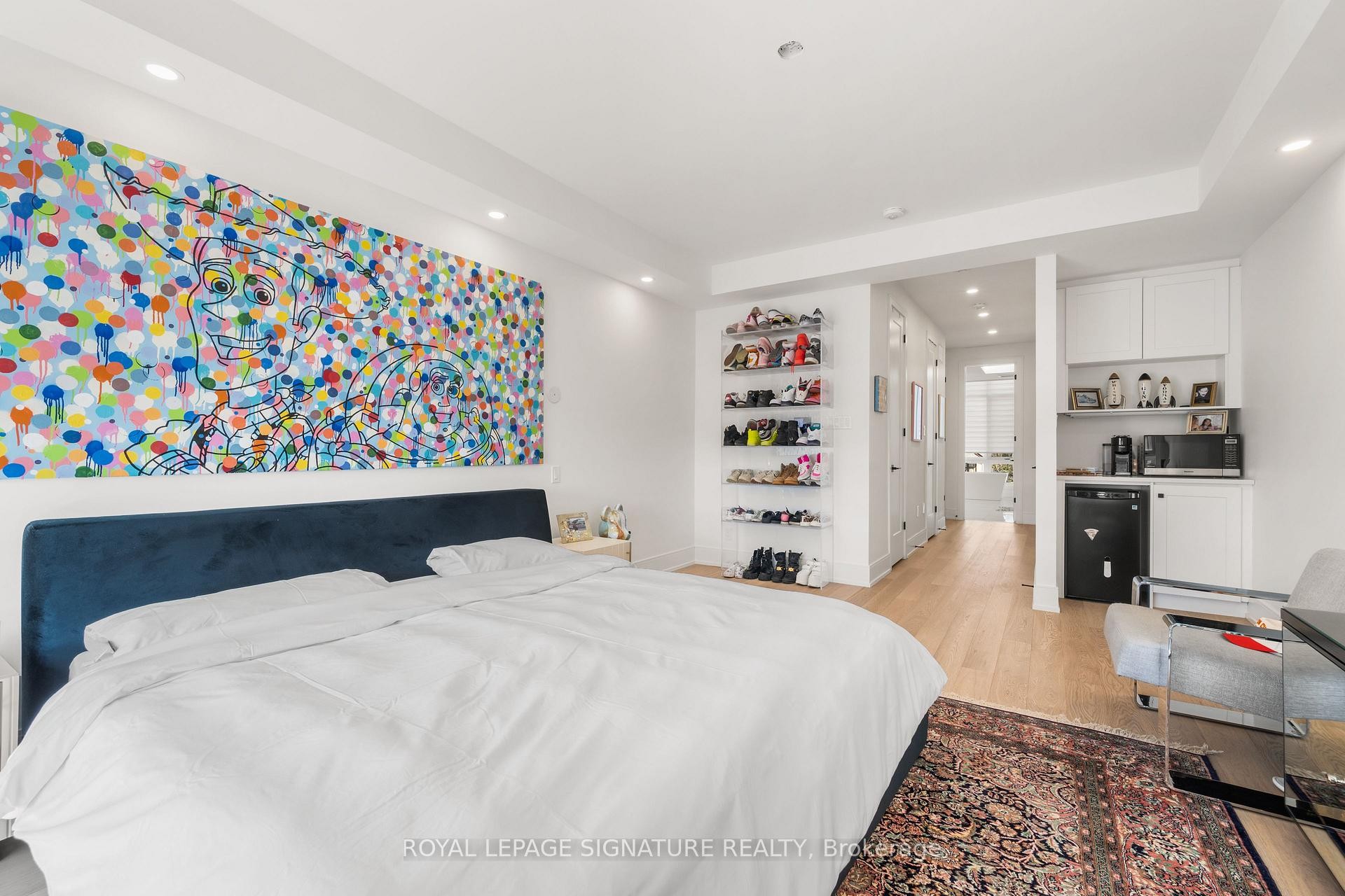 









204


McRoberts

Avenue,
Toronto,




ON
M6E 0B2

