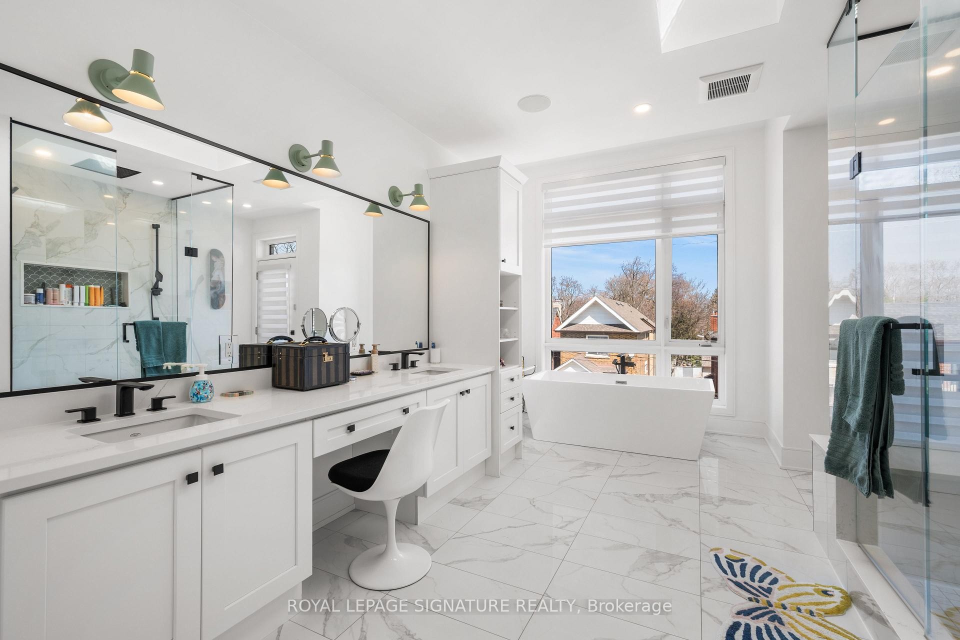 









204


McRoberts

Avenue,
Toronto,




ON
M6E 0B2

