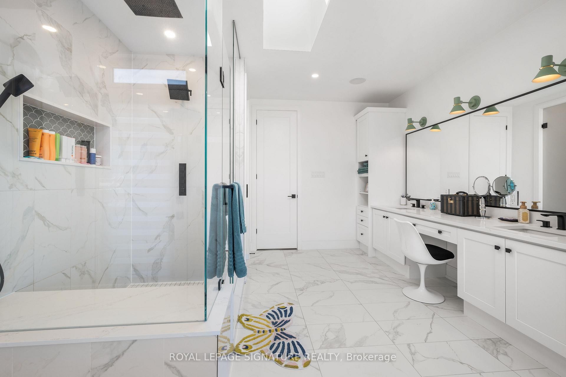 









204


McRoberts

Avenue,
Toronto,




ON
M6E 0B2

