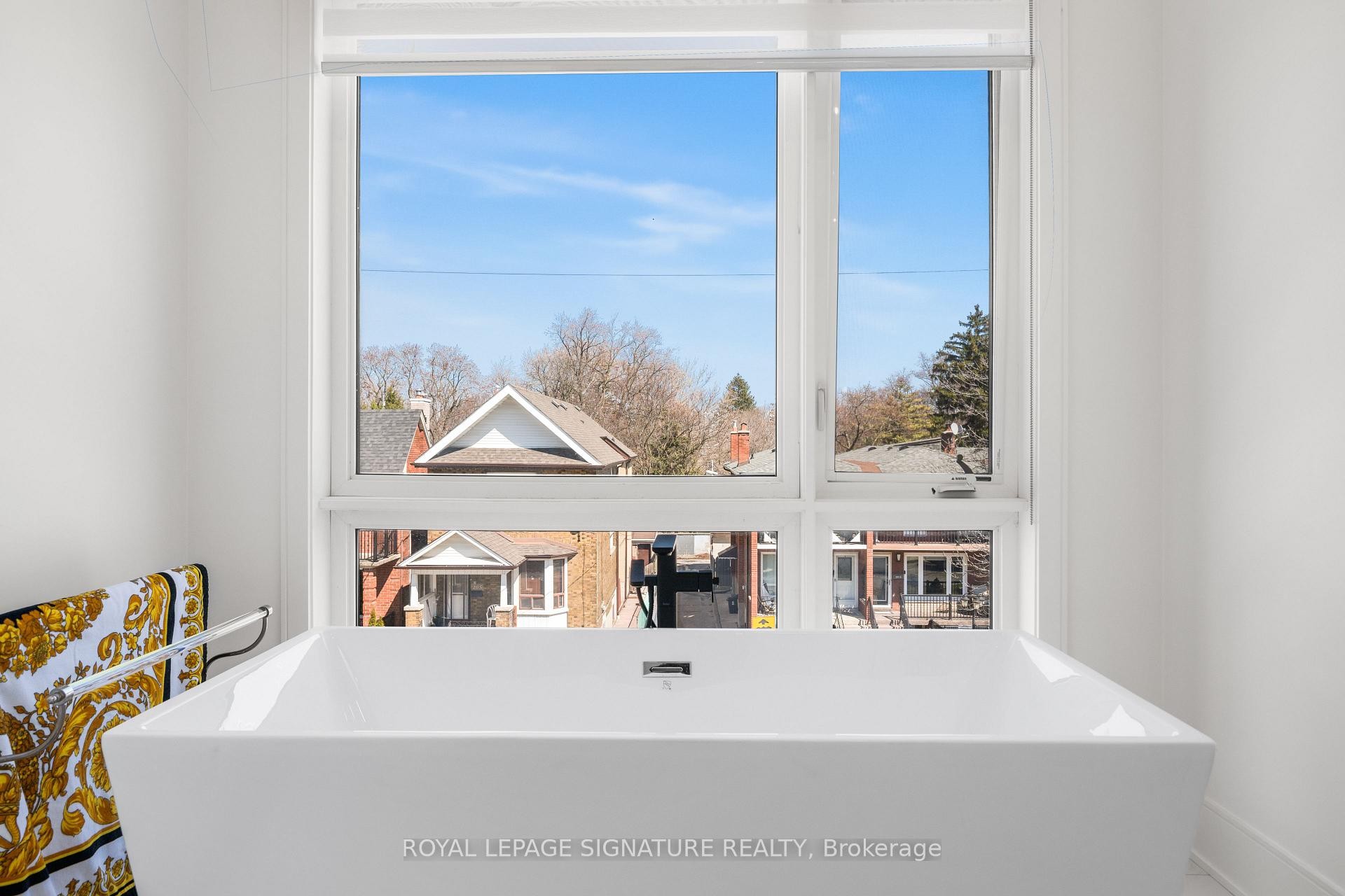 









204


McRoberts

Avenue,
Toronto,




ON
M6E 0B2

