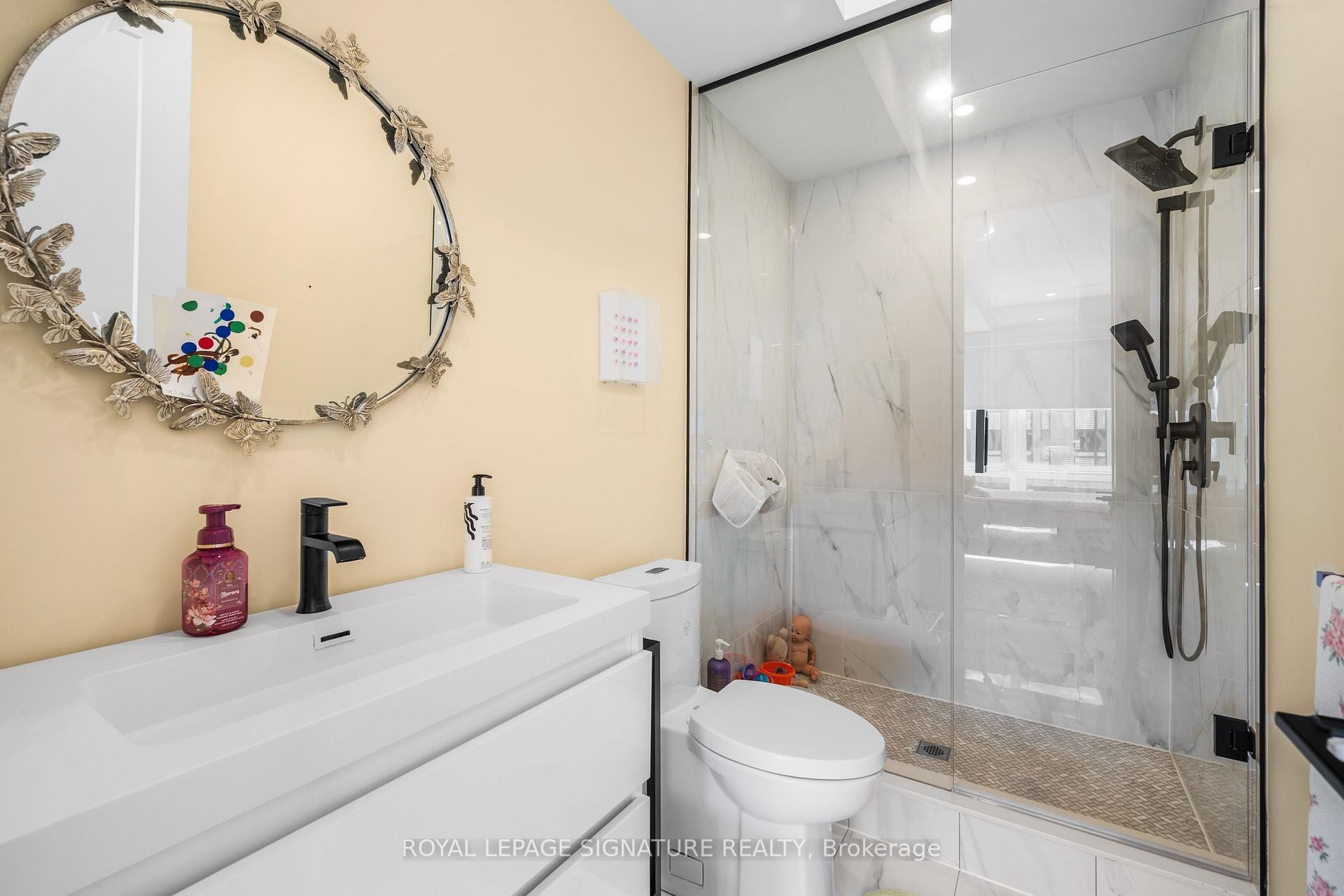 









204


McRoberts

Avenue,
Toronto,




ON
M6E 0B2

