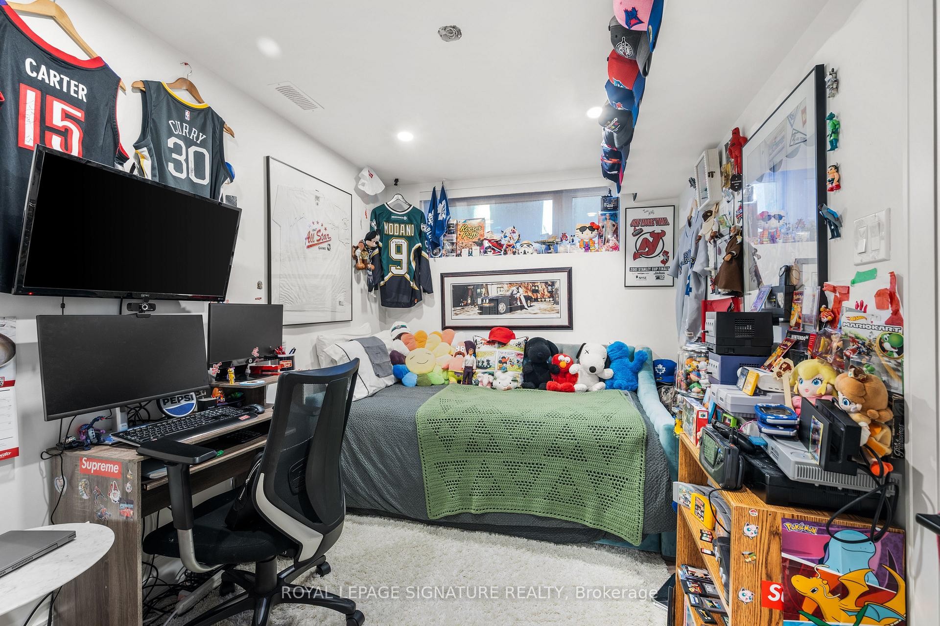 









204


McRoberts

Avenue,
Toronto,




ON
M6E 0B2

