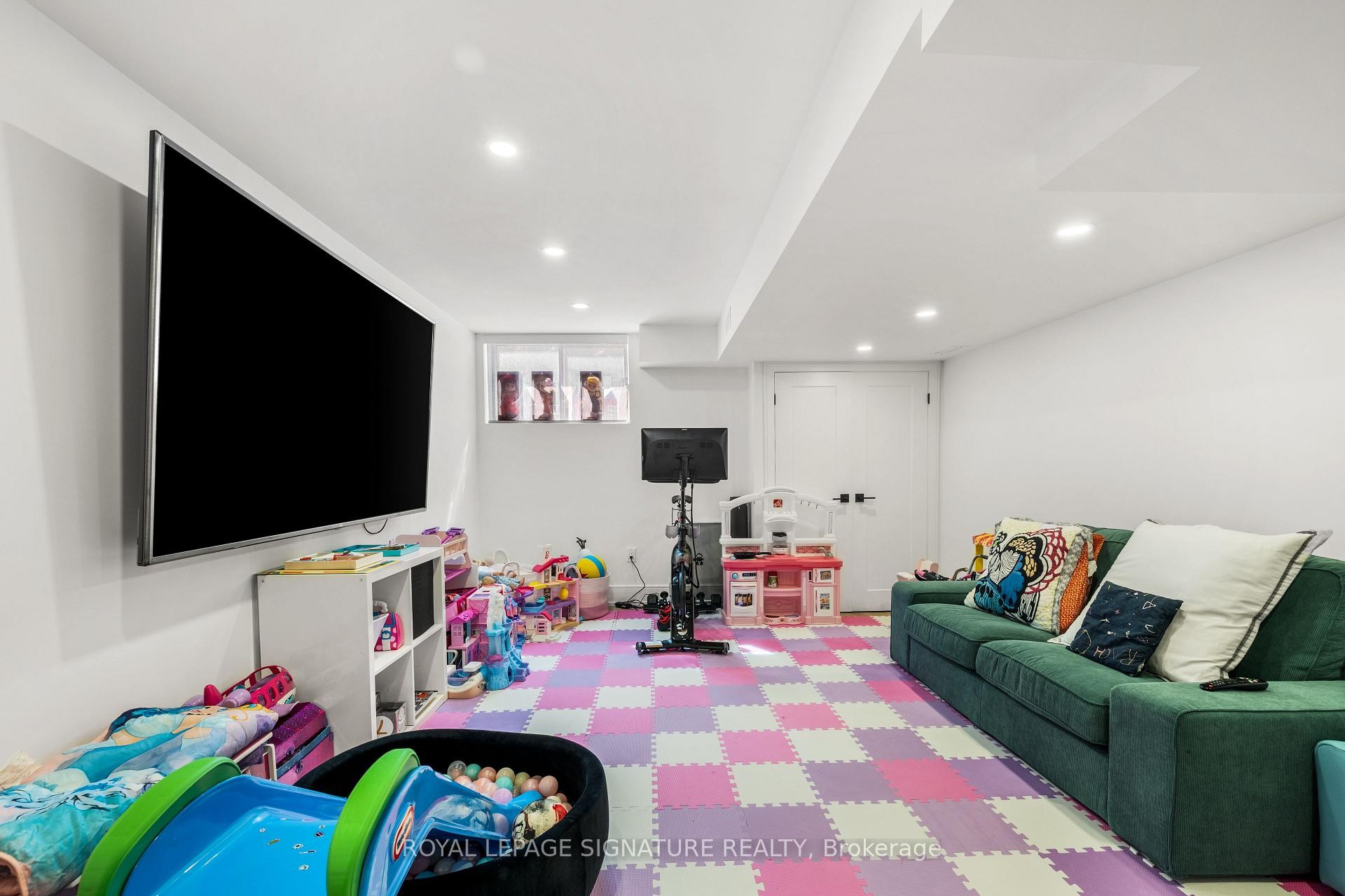 









204


McRoberts

Avenue,
Toronto,




ON
M6E 0B2

