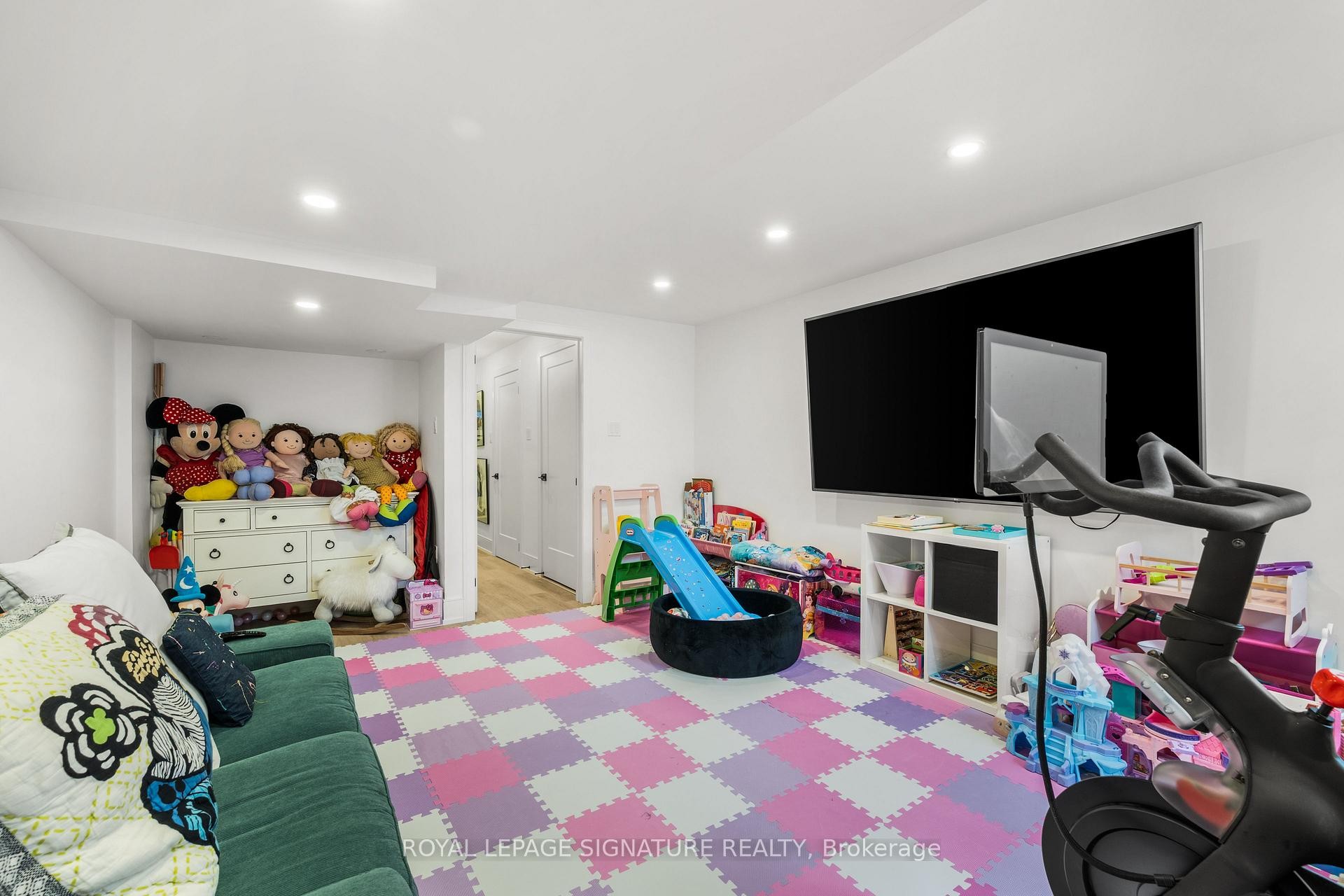 









204


McRoberts

Avenue,
Toronto,




ON
M6E 0B2

