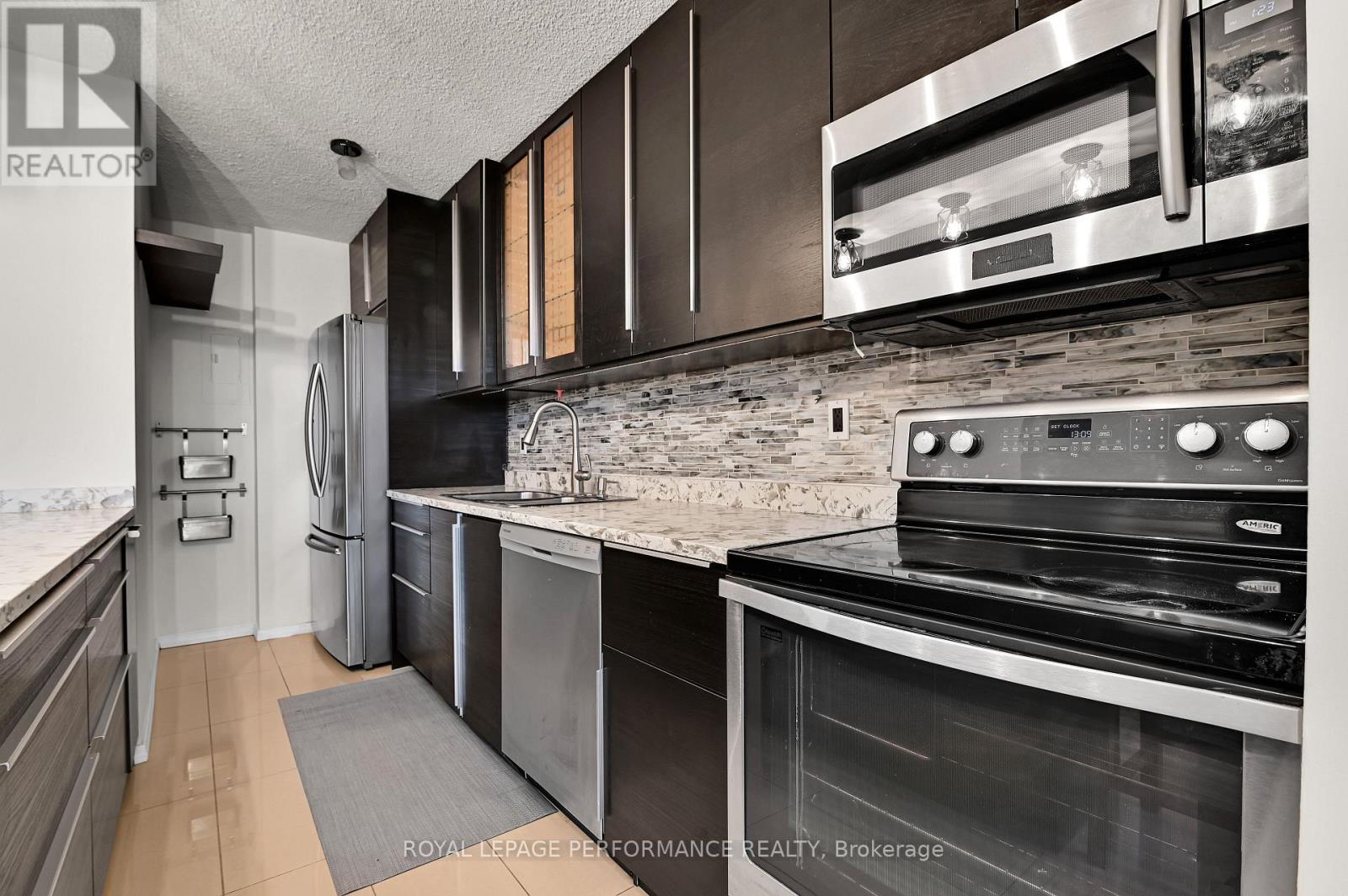 












1102 - 1785 FROBISHER LANE

,
Ottawa,




Ontario
K1G3T7

