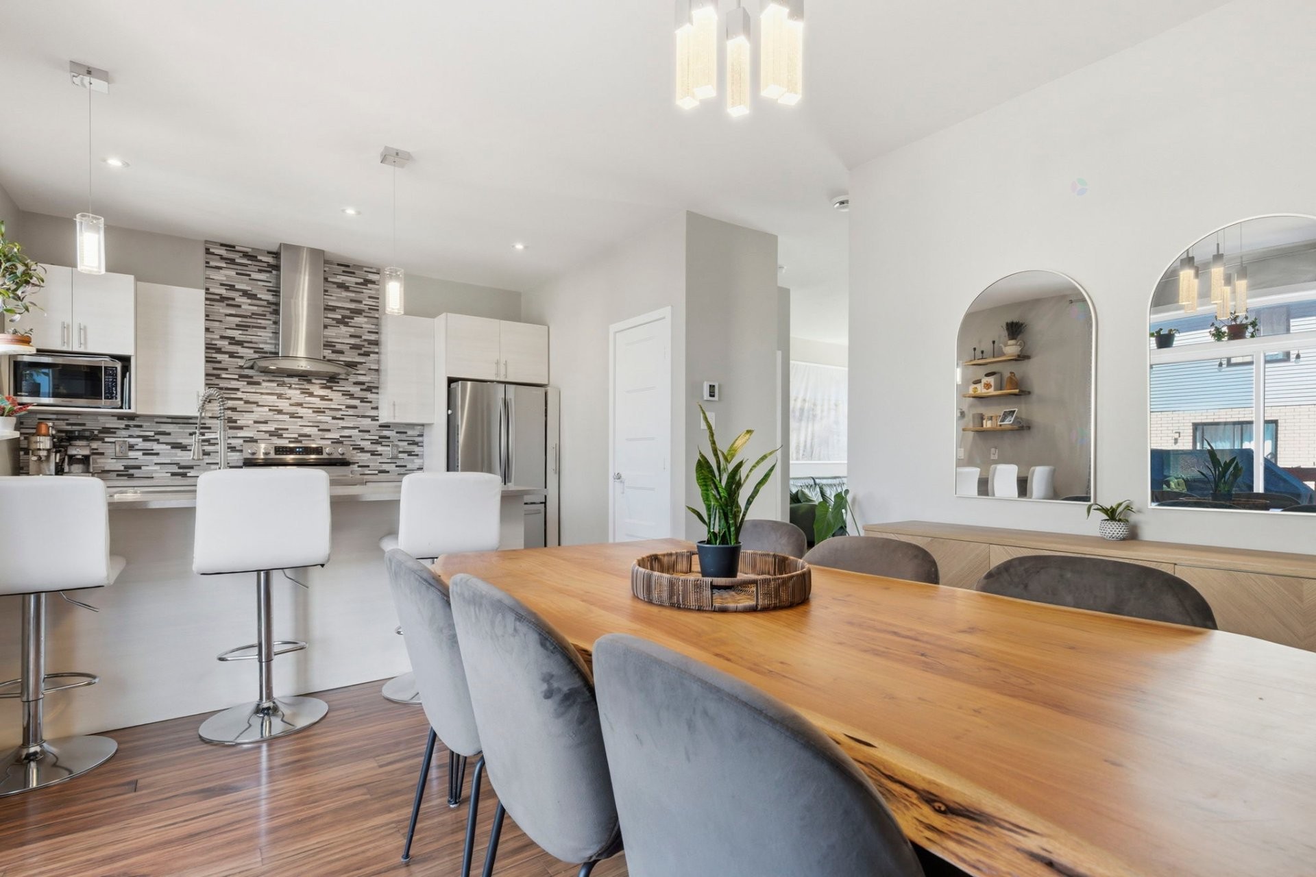 









4080


Rue de la Légion

,
Longueuil (Saint-Hubert),




QC
J3Y1Y8

