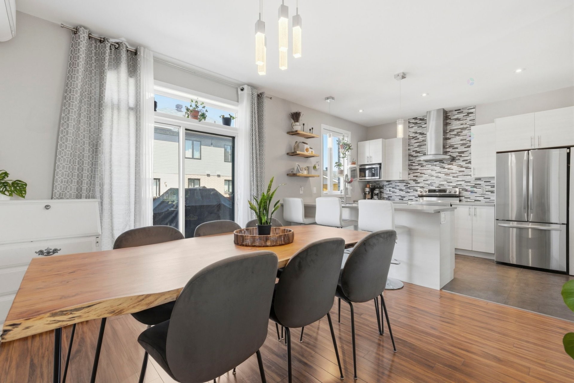 









4080


Rue de la Légion

,
Longueuil (Saint-Hubert),




QC
J3Y1Y8

