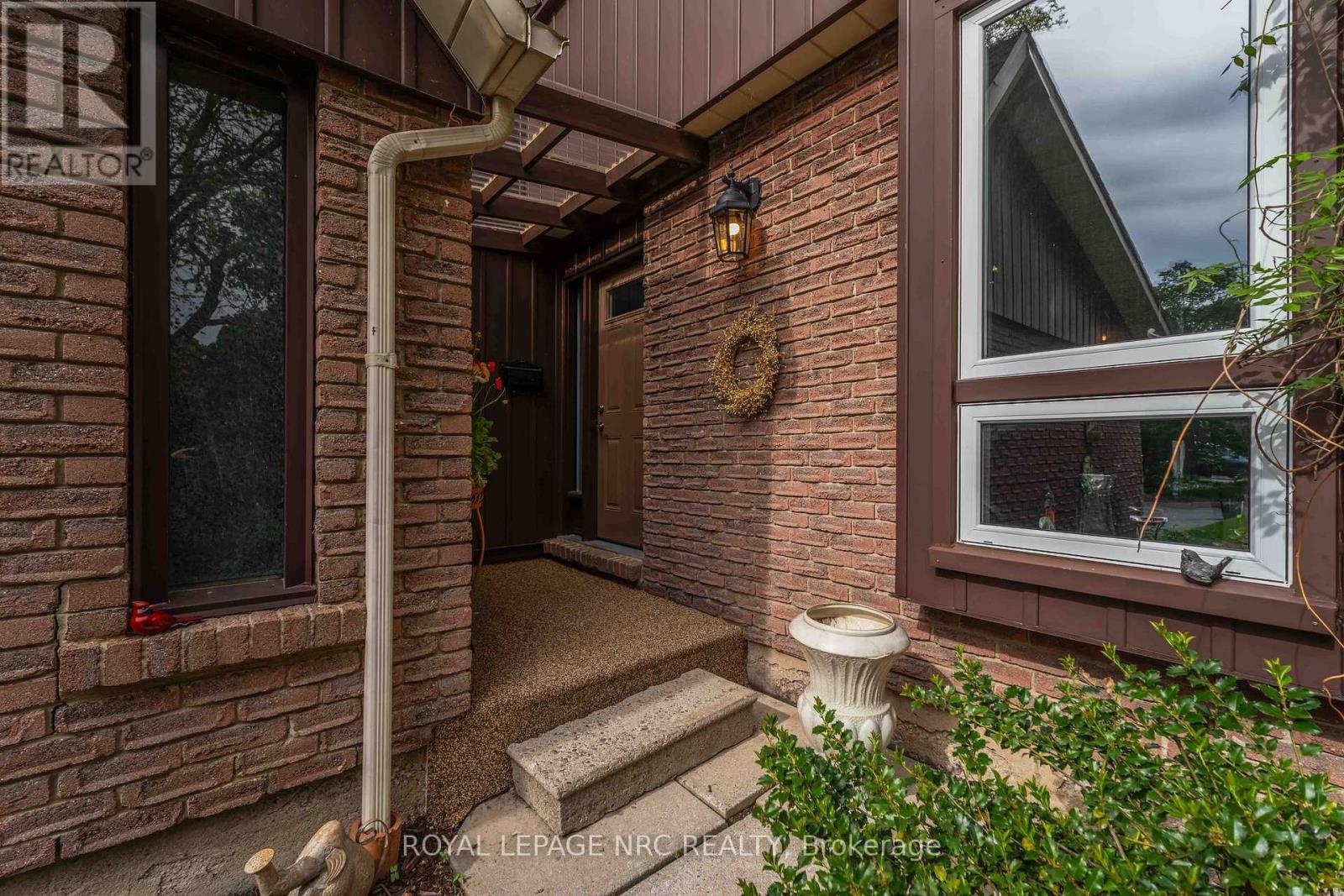 












40 - 122 LAKESHORE ROAD

,
St. Catharines (Lakeport),




Ontario
L2N6N6

