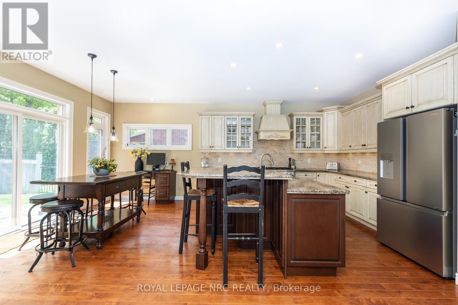












27 BELL AVENUE

,
Grimsby (Grimsby East),




Ontario
L3M1B2

