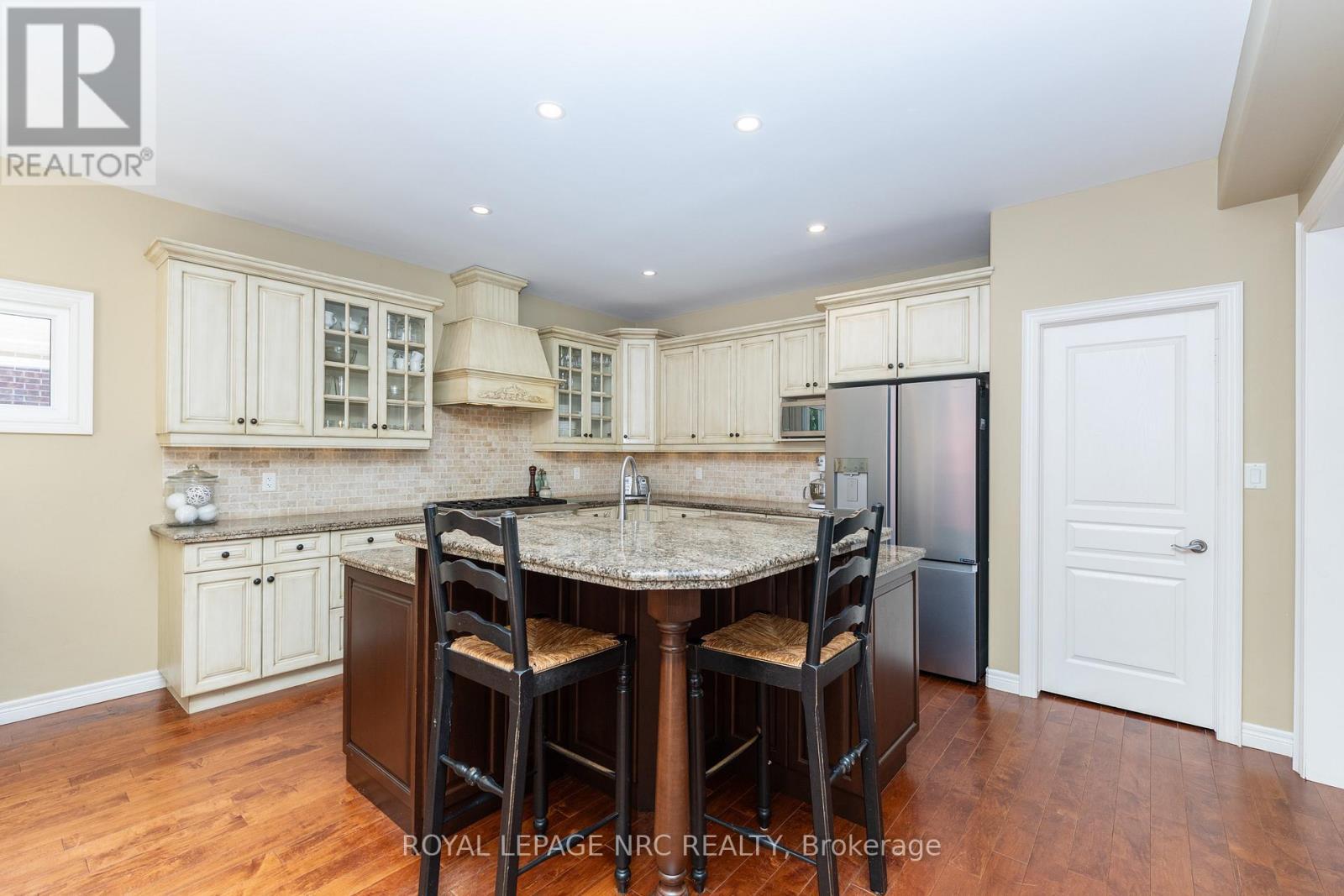












27 BELL AVENUE

,
Grimsby (Grimsby East),




Ontario
L3M1B2


