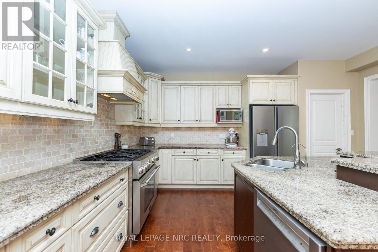 












27 BELL AVENUE

,
Grimsby (Grimsby East),




Ontario
L3M1B2

