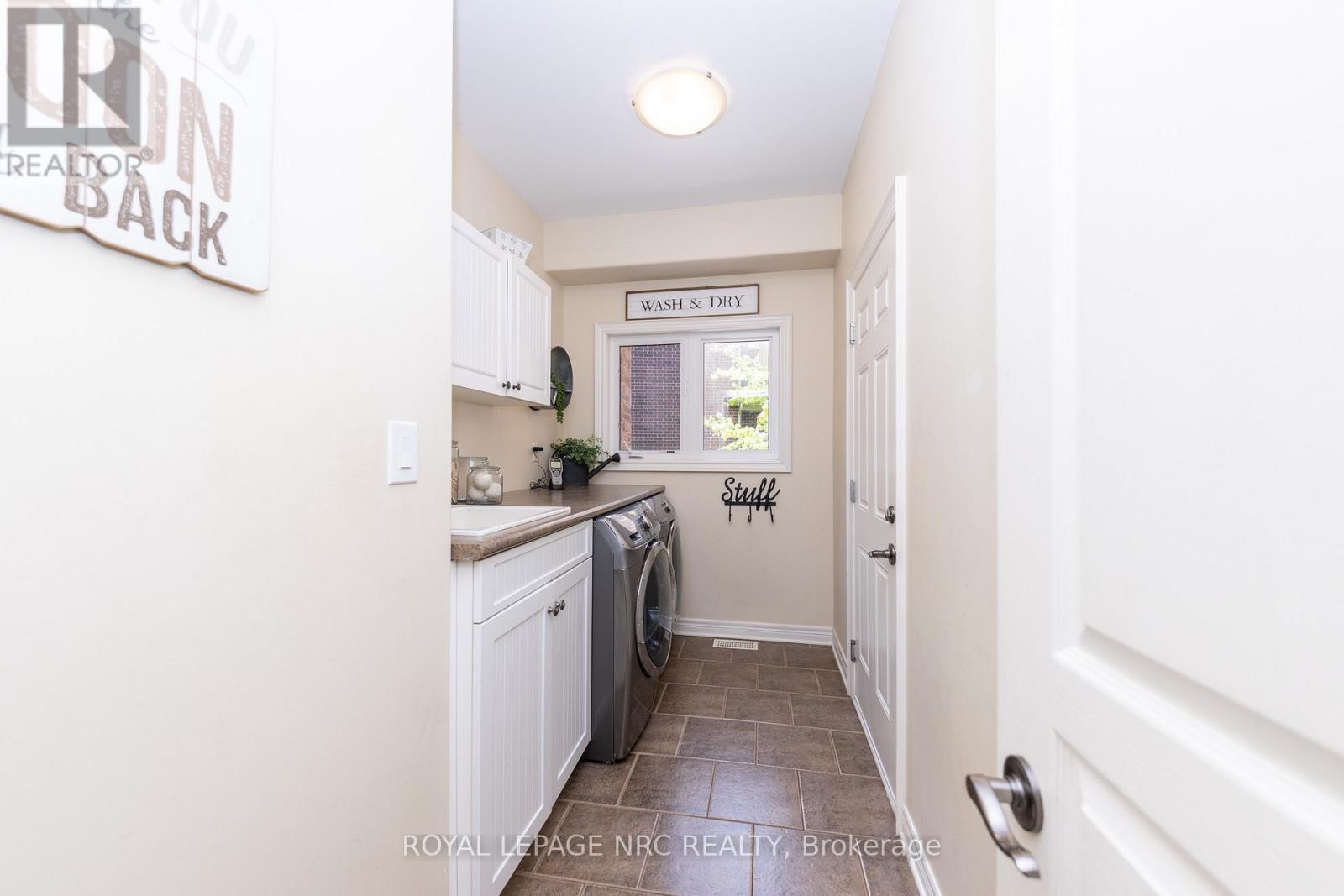 












27 BELL AVENUE

,
Grimsby (Grimsby East),




Ontario
L3M1B2

