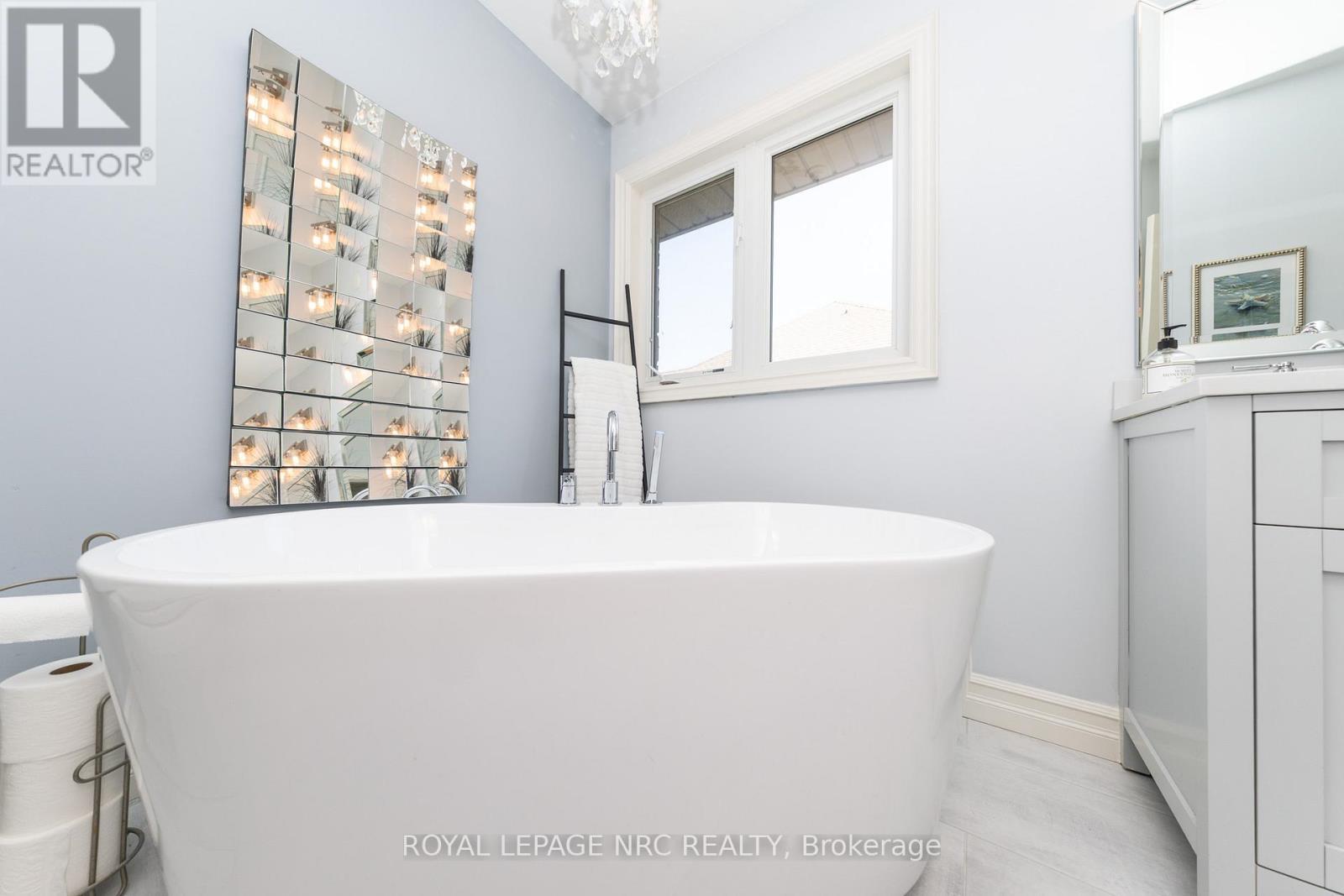 












27 BELL AVENUE

,
Grimsby (Grimsby East),




Ontario
L3M1B2


