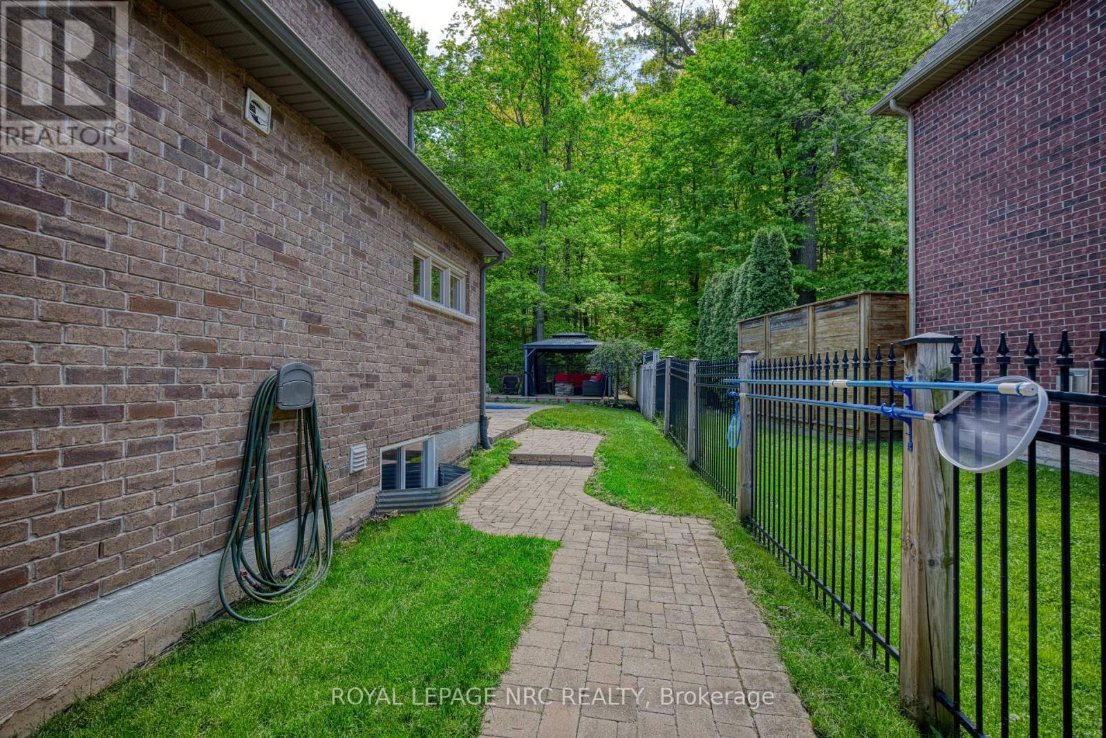 












27 BELL AVENUE

,
Grimsby (Grimsby East),




Ontario
L3M1B2

