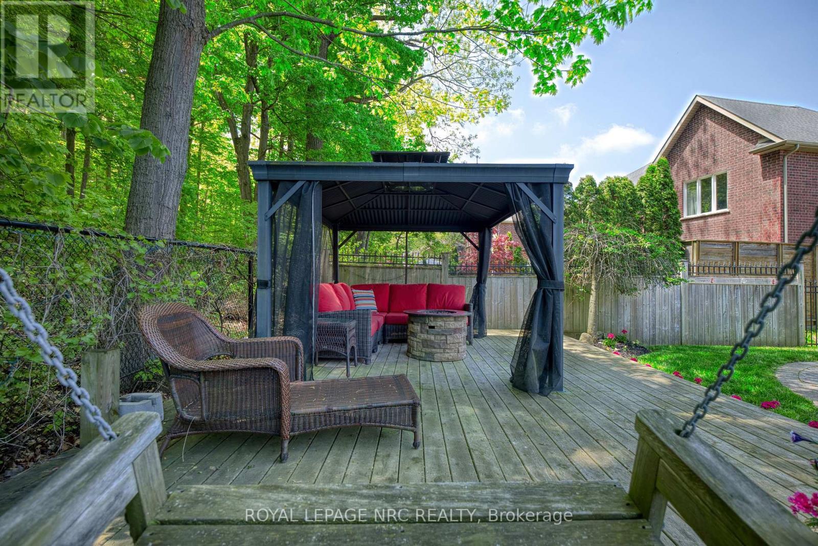 












27 BELL AVENUE

,
Grimsby (Grimsby East),




Ontario
L3M1B2

