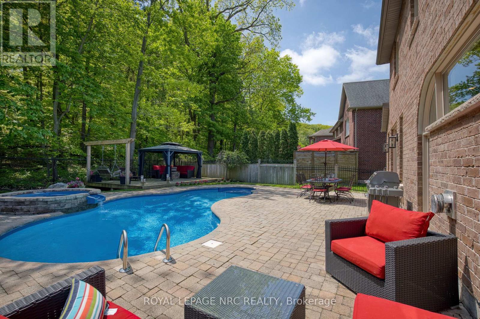 












27 BELL AVENUE

,
Grimsby (Grimsby East),




Ontario
L3M1B2

