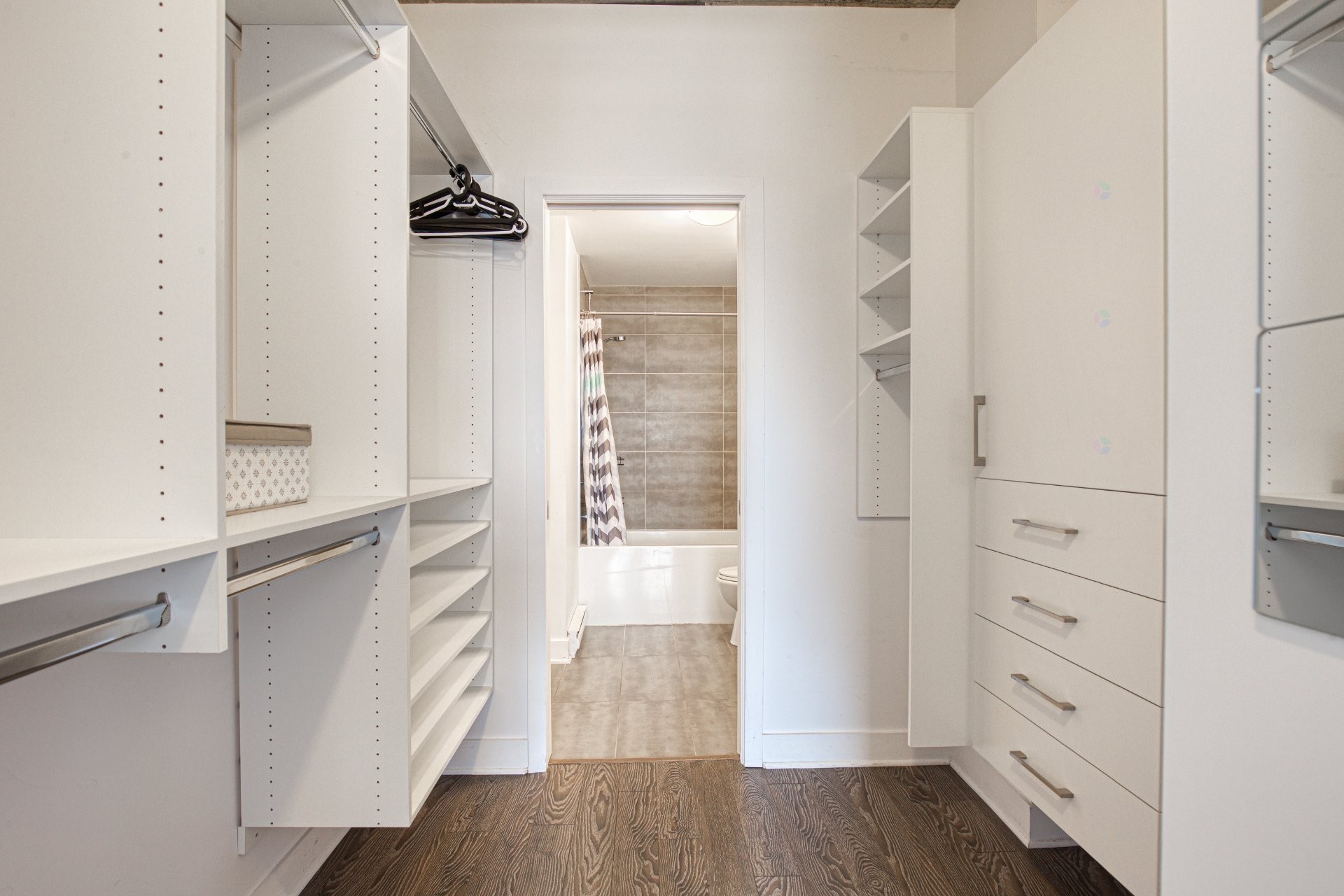 









1150


Rue St-Denis

, 1110,
Montréal (Ville-Marie),




QC
H2X0B3

