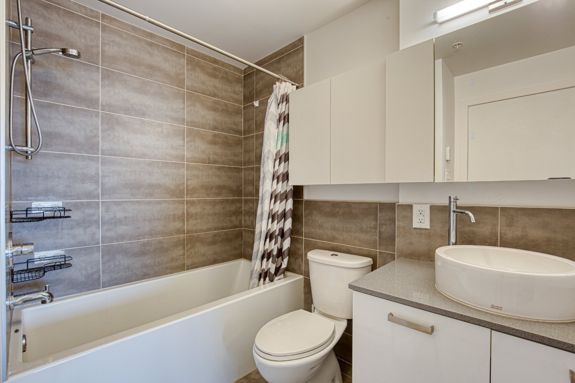 









1150


Rue St-Denis

, 1110,
Montréal (Ville-Marie),




QC
H2X0B3

