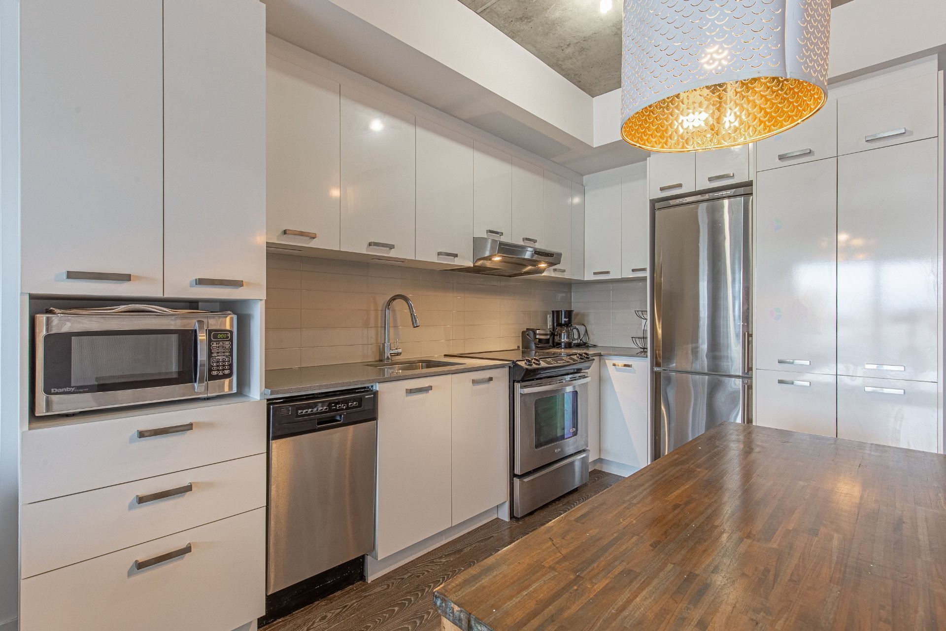 









1150


Rue St-Denis

, 1110,
Montréal (Ville-Marie),




QC
H2X0B3

