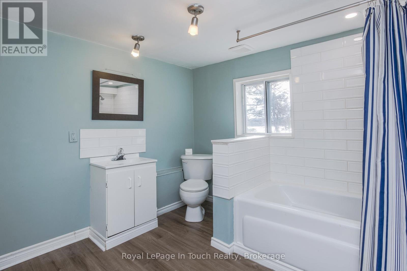 












8 LAKESHORE ROAD

,
Midland,




Ontario
L4R0B9

