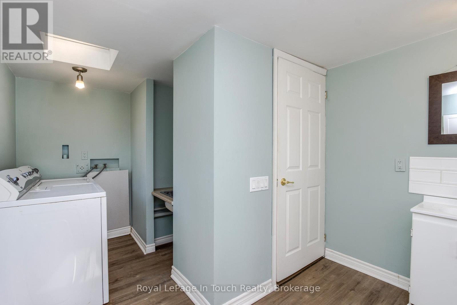 












8 LAKESHORE ROAD

,
Midland,




Ontario
L4R0B9

