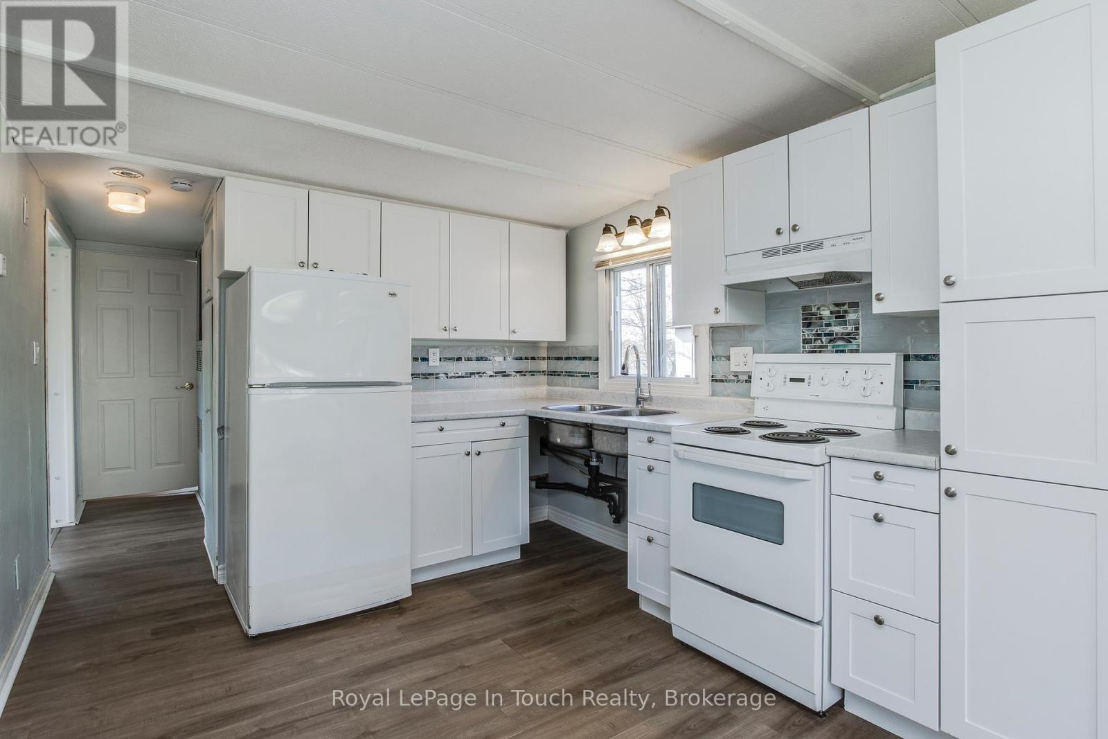 












8 LAKESHORE ROAD

,
Midland,




Ontario
L4R0B9

