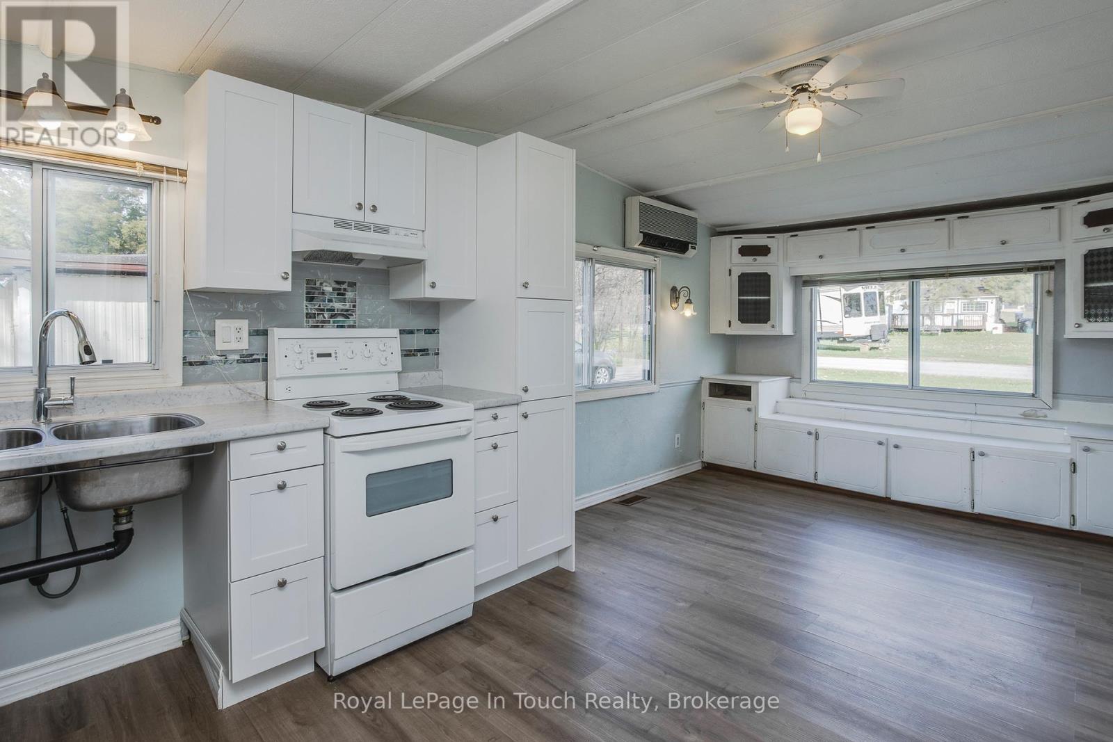 












8 LAKESHORE ROAD

,
Midland,




Ontario
L4R0B9

