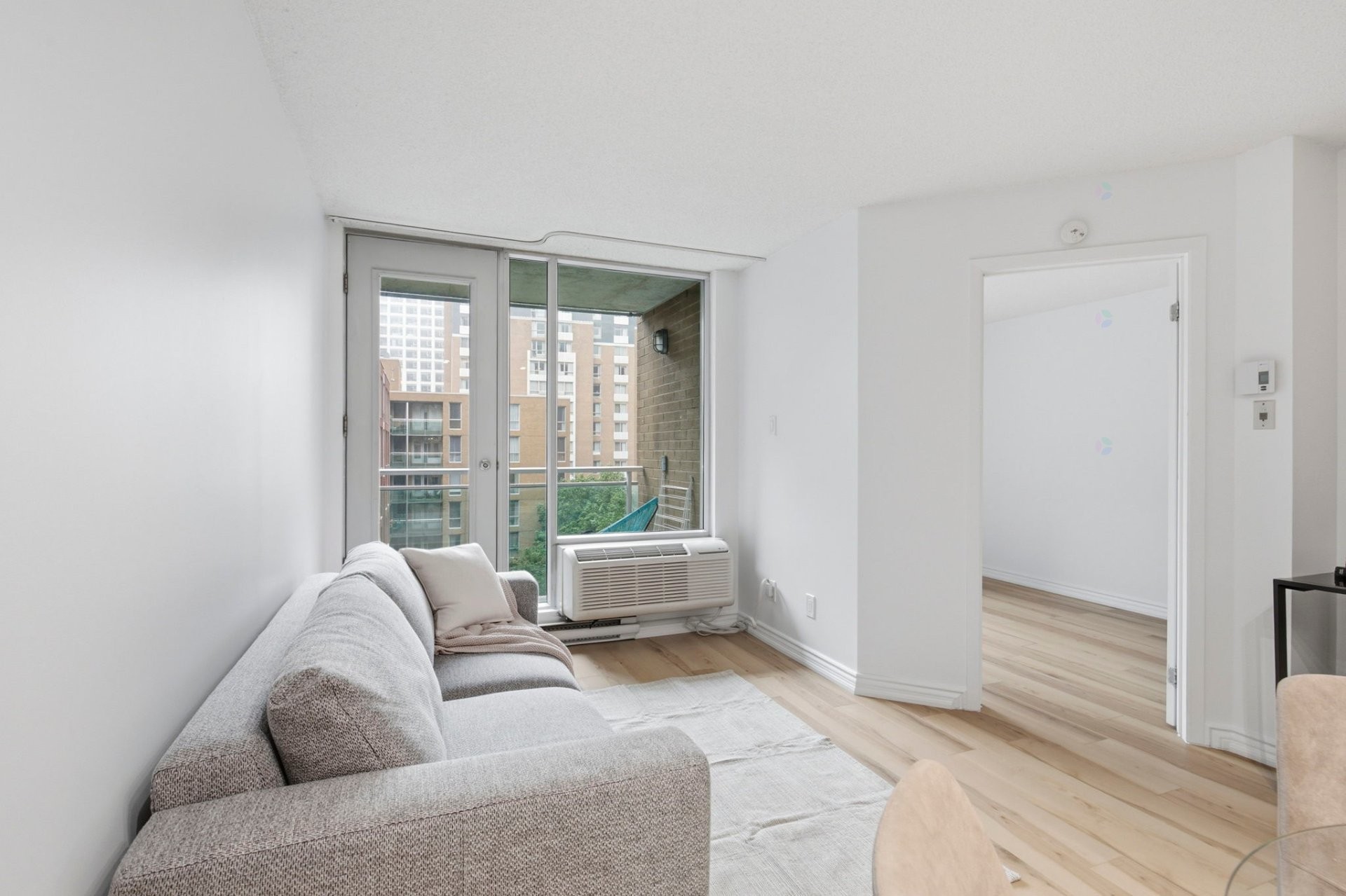 









88


Rue Charlotte

, 602,
Montréal (Ville-Marie),




QC
H2X4E2

