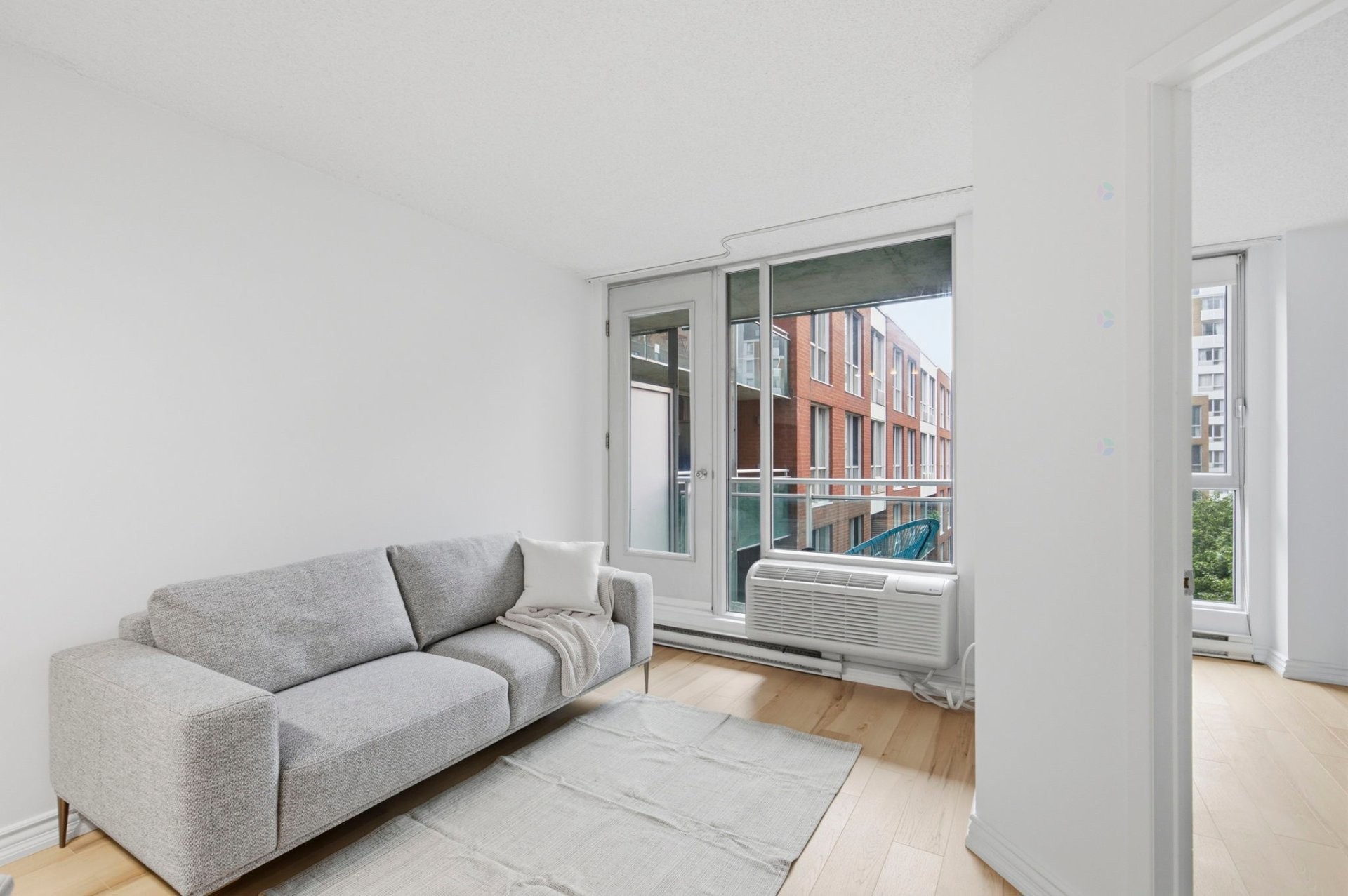 









88


Rue Charlotte

, 602,
Montréal (Ville-Marie),




QC
H2X4E2

