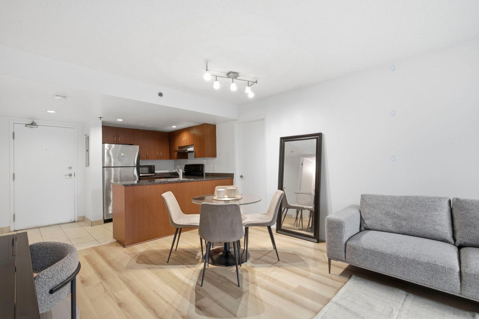 









88


Rue Charlotte

, 602,
Montréal (Ville-Marie),




QC
H2X4E2

