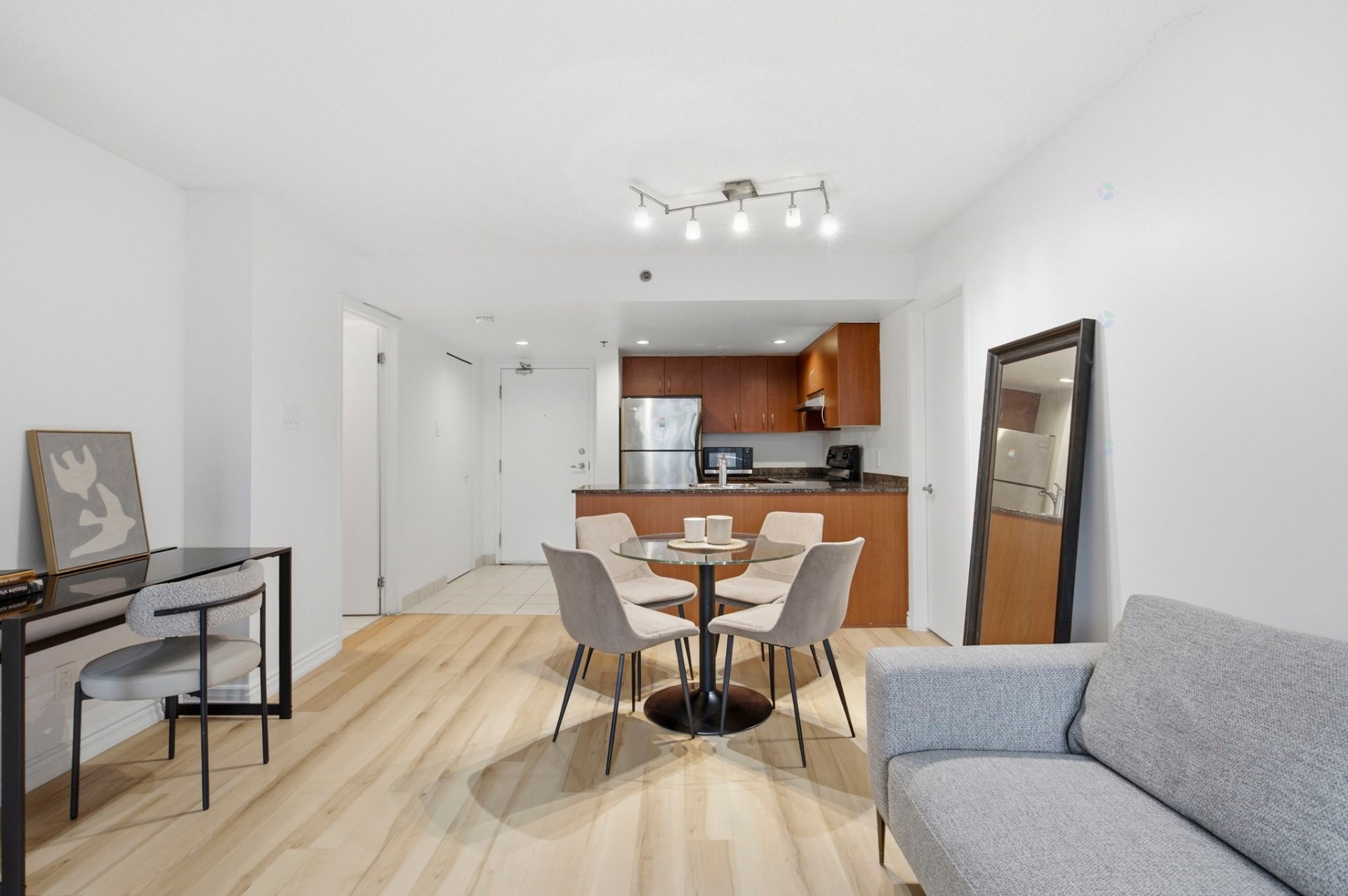 









88


Rue Charlotte

, 602,
Montréal (Ville-Marie),




QC
H2X4E2

