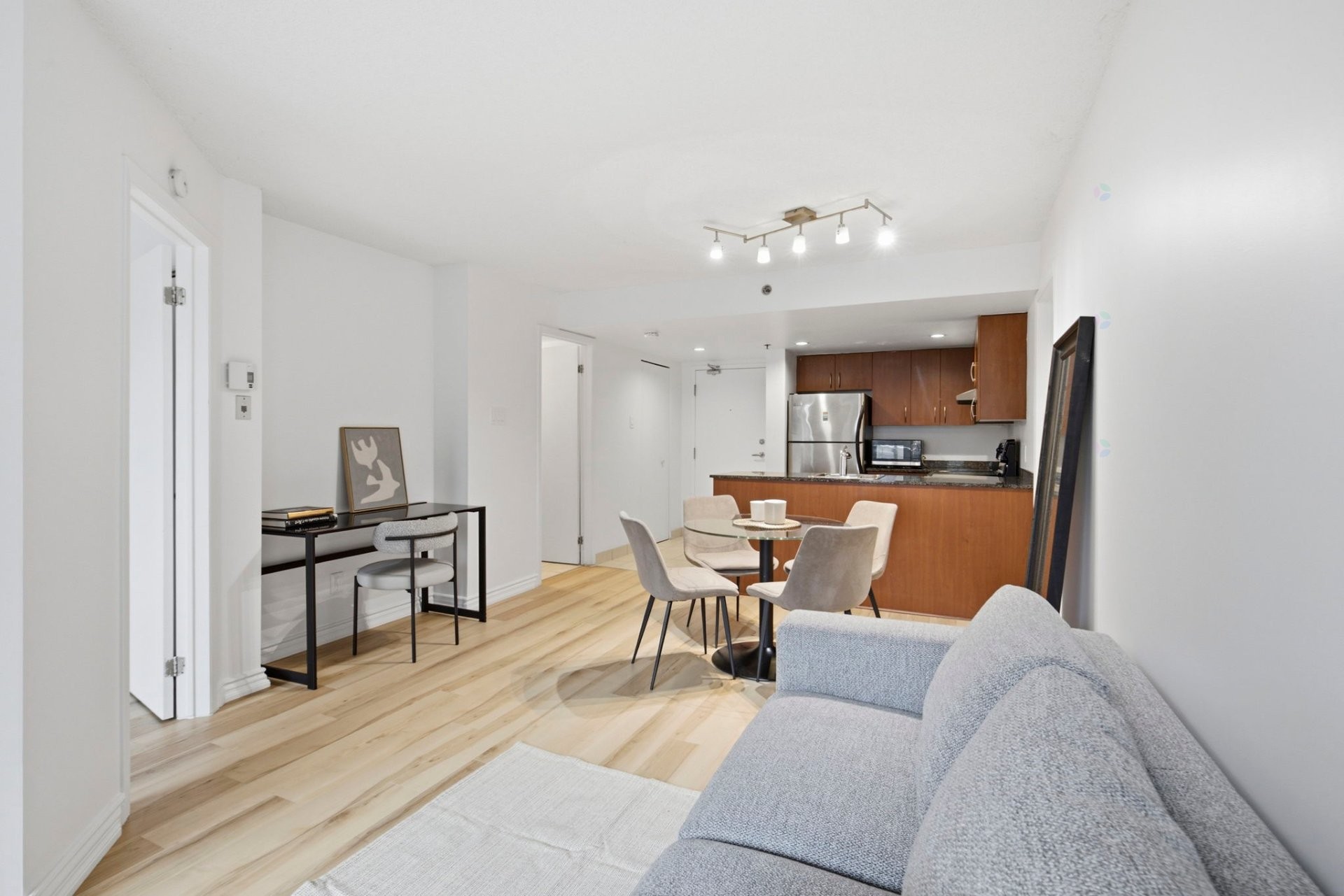 









88


Rue Charlotte

, 602,
Montréal (Ville-Marie),




QC
H2X4E2

