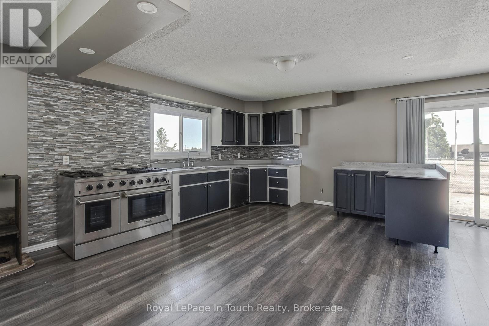 












740 BALM BEACH ROAD E

,
Midland,




Ontario
L4R4K4

