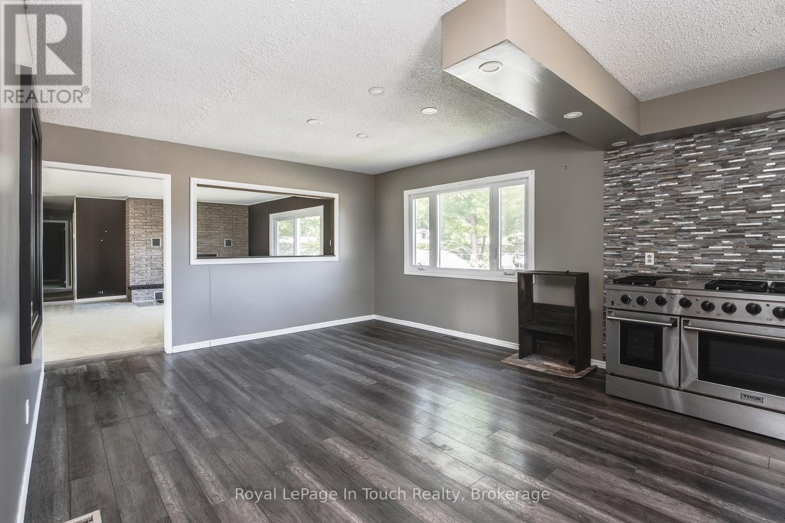 












740 BALM BEACH ROAD E

,
Midland,




Ontario
L4R4K4

