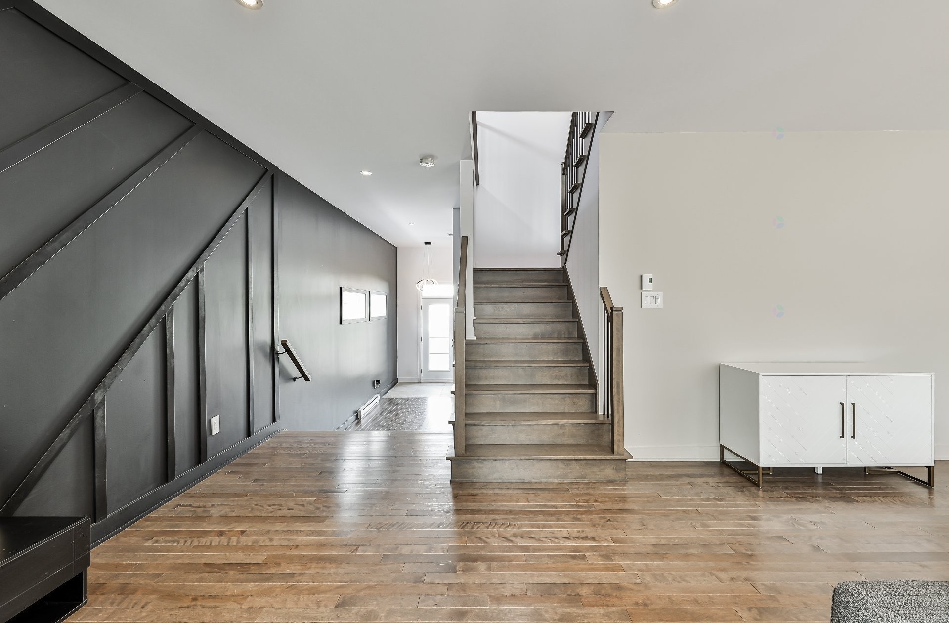 









933


Rue du Faubourg

,
Saint-Jérôme,




QC
J5L0H9

