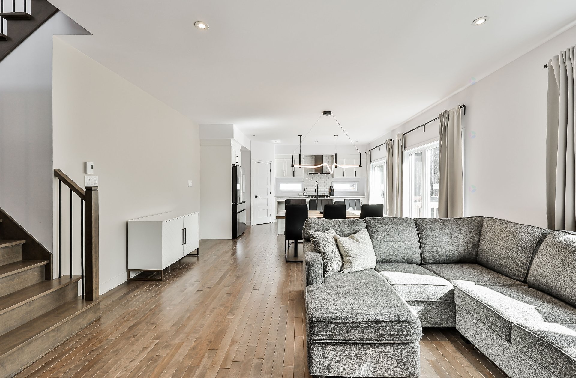 









933


Rue du Faubourg

,
Saint-Jérôme,




QC
J5L0H9

