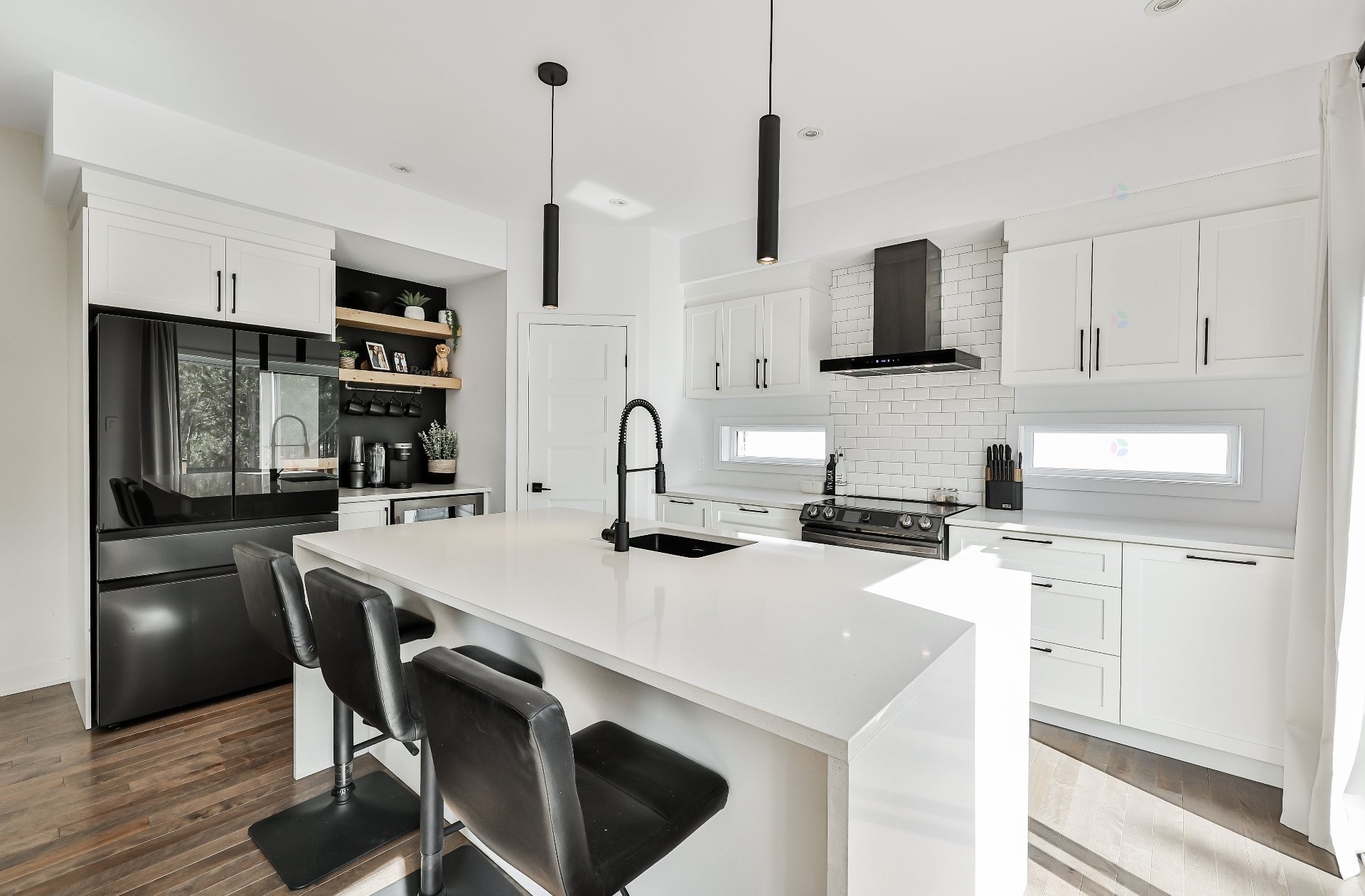 









933


Rue du Faubourg

,
Saint-Jérôme,




QC
J5L0H9

