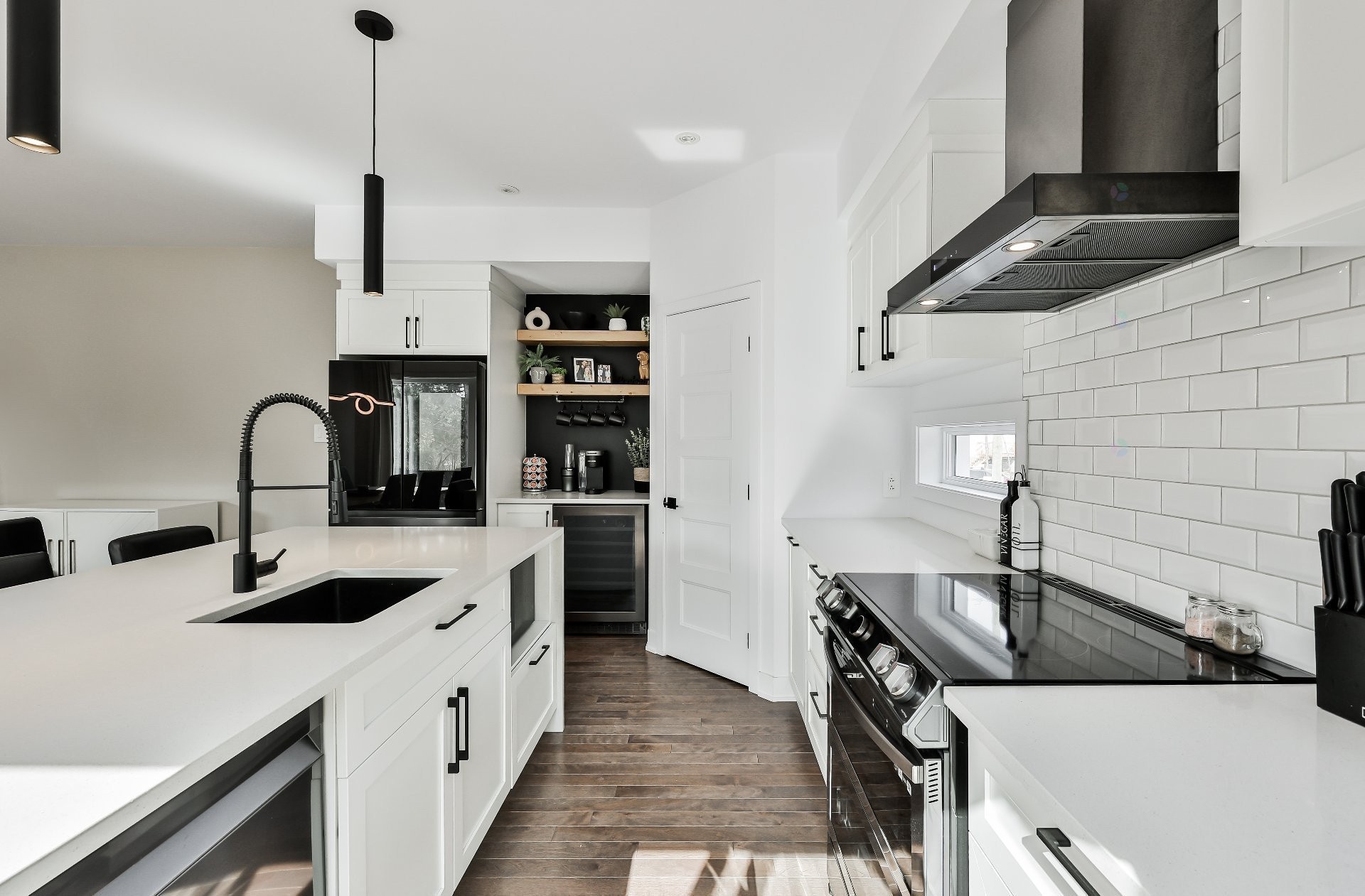 









933


Rue du Faubourg

,
Saint-Jérôme,




QC
J5L0H9

