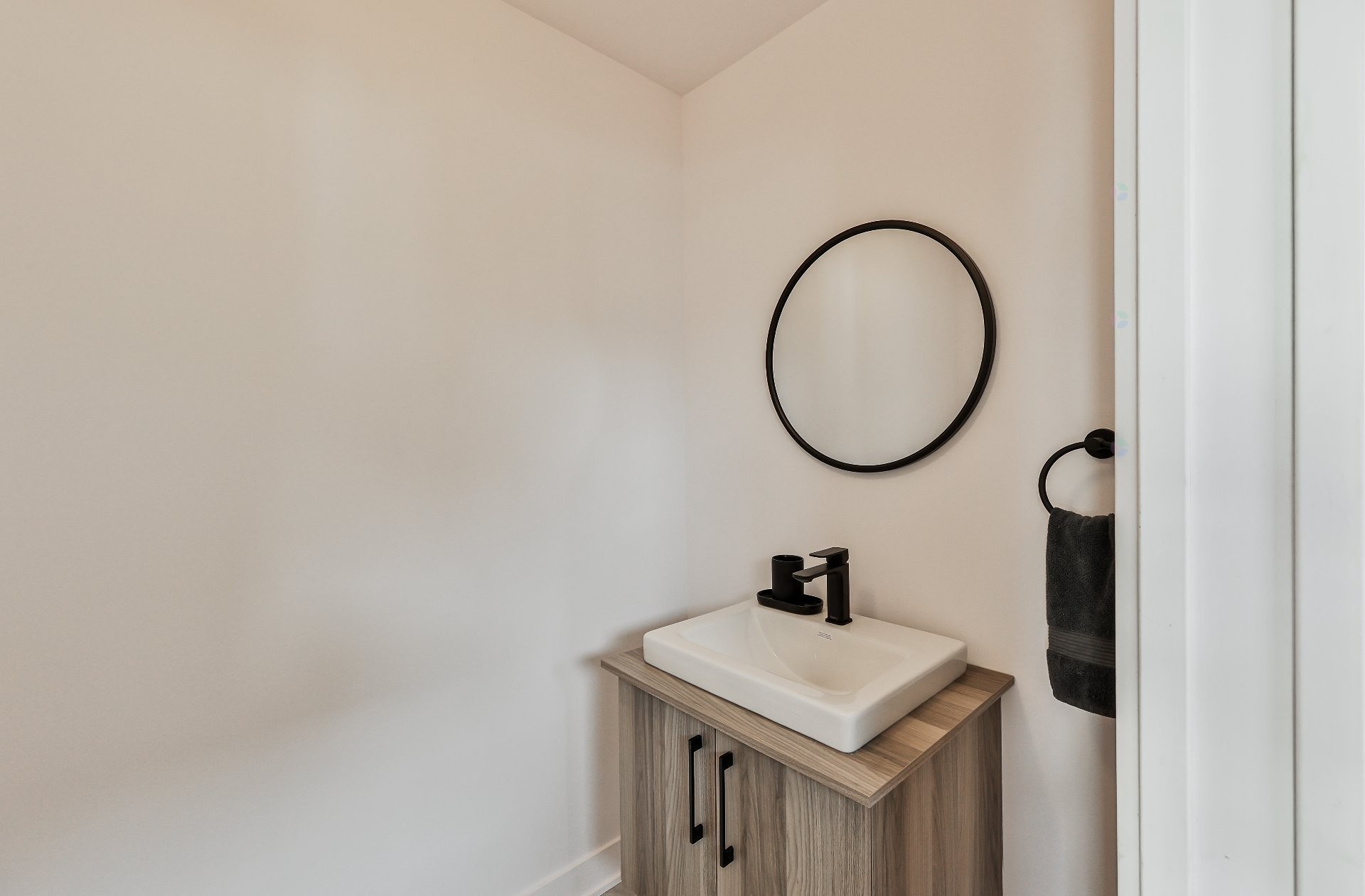 









933


Rue du Faubourg

,
Saint-Jérôme,




QC
J5L0H9

