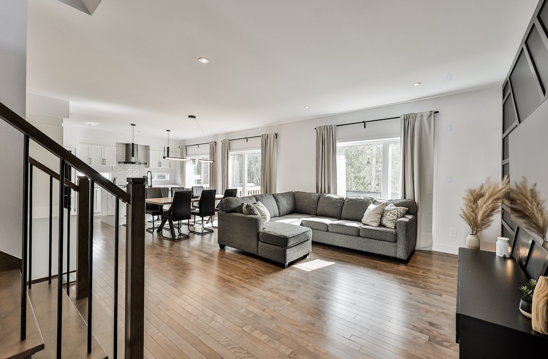 









933


Rue du Faubourg

,
Saint-Jérôme,




QC
J5L0H9

