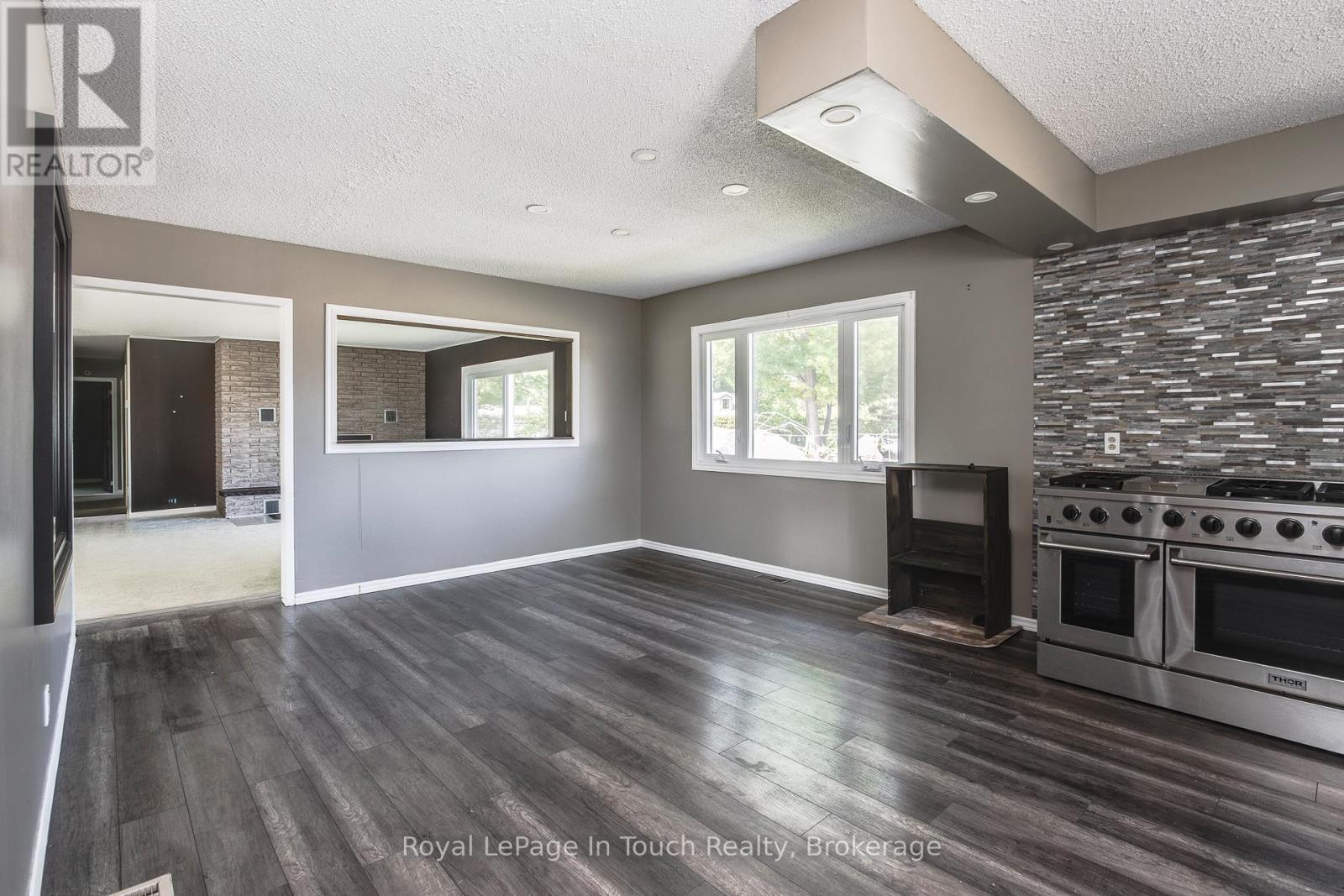 












740 BALM BEACH ROAD E

,
Midland,




Ontario
L4R4K4

