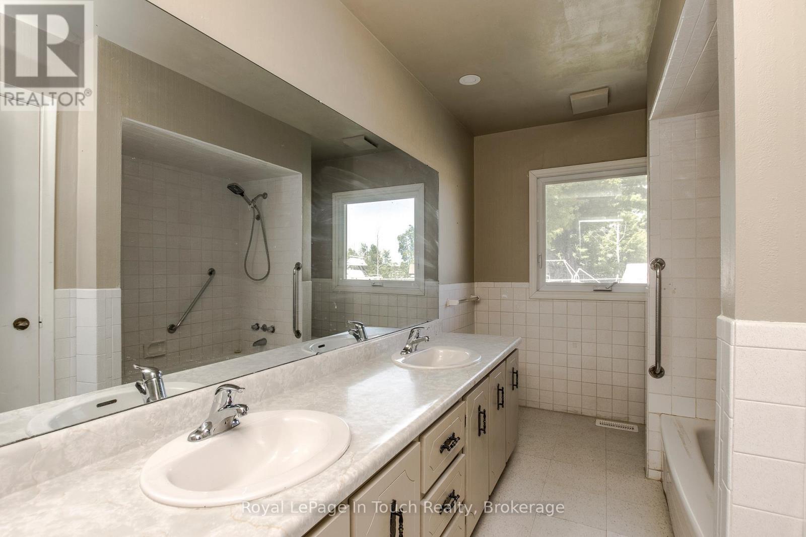 












740 BALM BEACH ROAD E

,
Midland,




Ontario
L4R4K4

