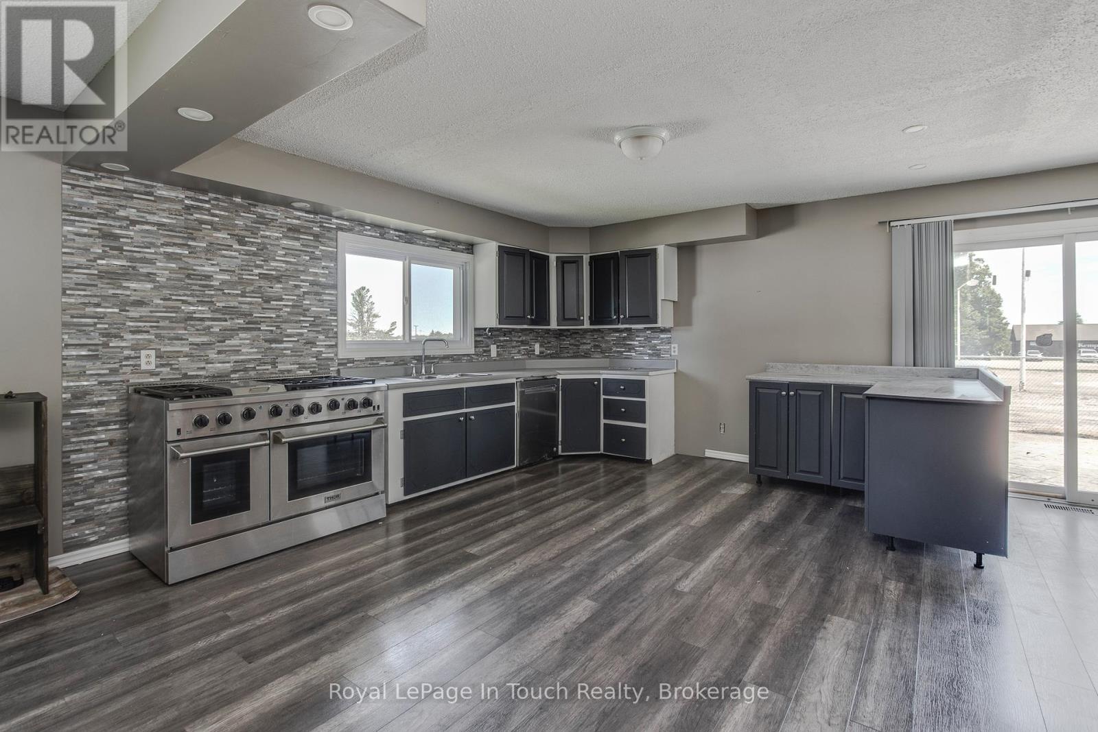












740 BALM BEACH ROAD E

,
Midland,




Ontario
L4R4K4

