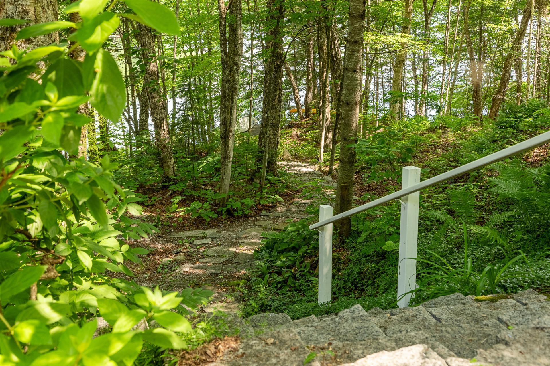 









435


Ch. du Tangara

,
Lac-aux-Sables,




QC
G0X1M0

