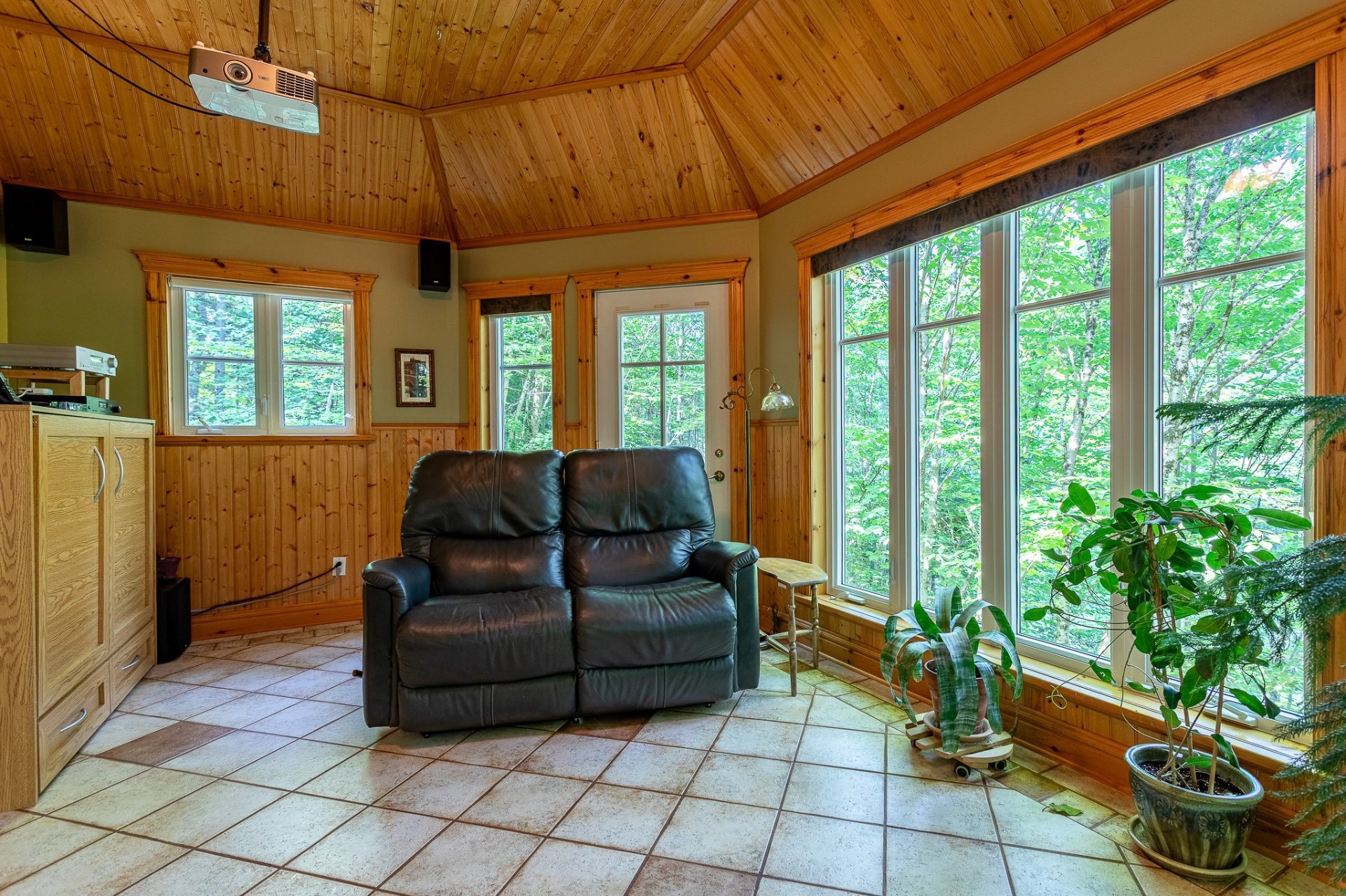 









435


Ch. du Tangara

,
Lac-aux-Sables,




QC
G0X1M0

