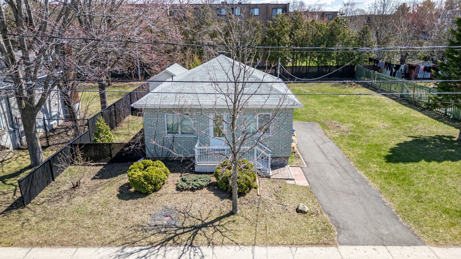 









230


Rue Paul

,
Longueuil (Le Vieux-Longueuil),







QC
J4L1A2

