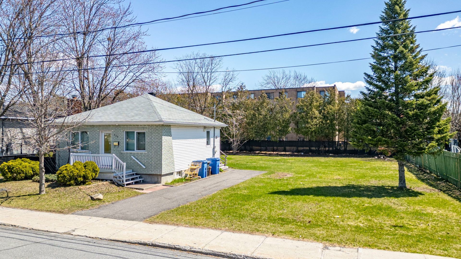 









230


Rue Paul

,
Longueuil (Le Vieux-Longueuil),







QC
J4L1A2

